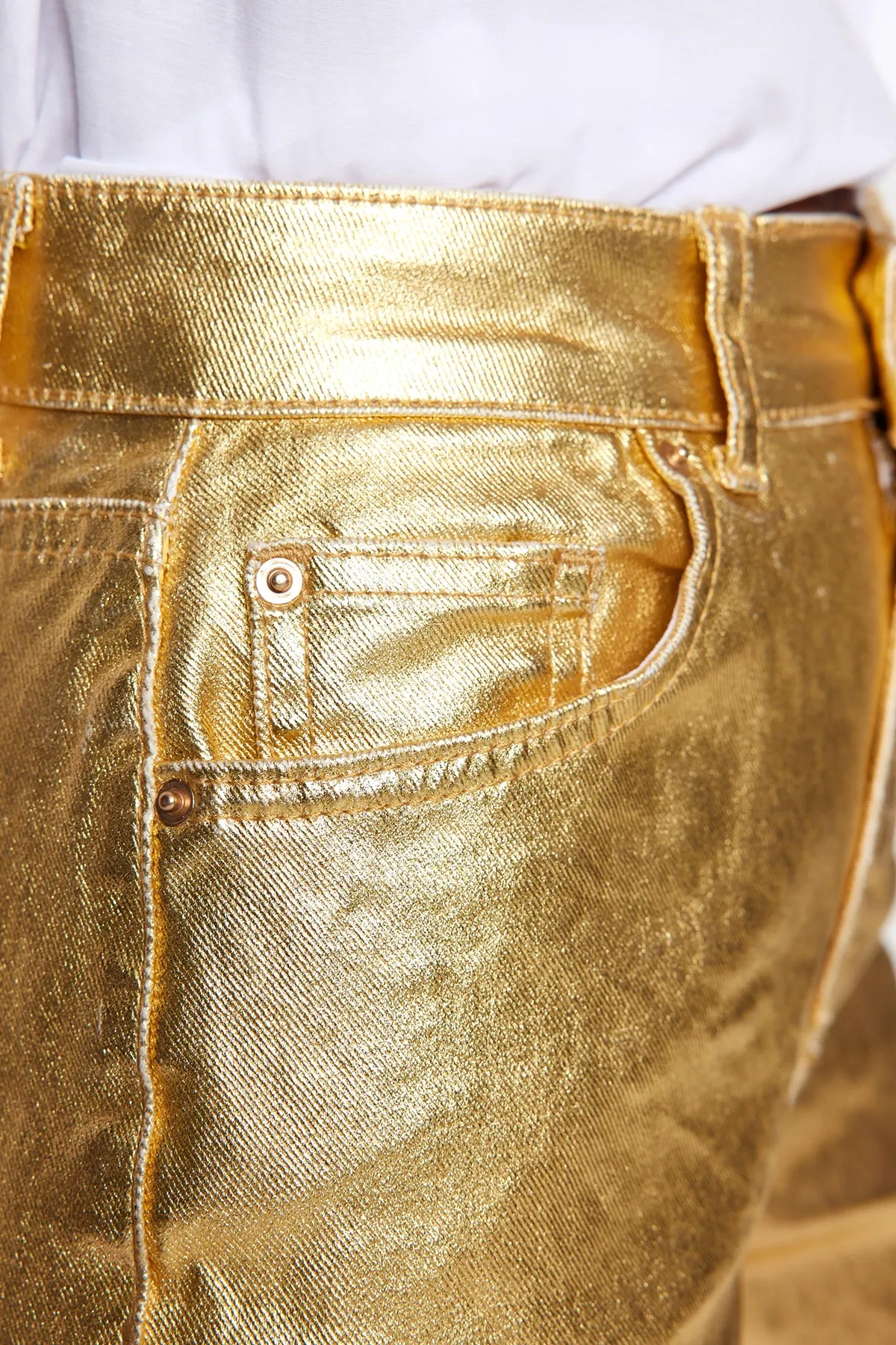 Trendyol Collection  Gerade Jeans mit hoher Taille und glänzendem Metallic-Print in Gold TWOSS23JE00243