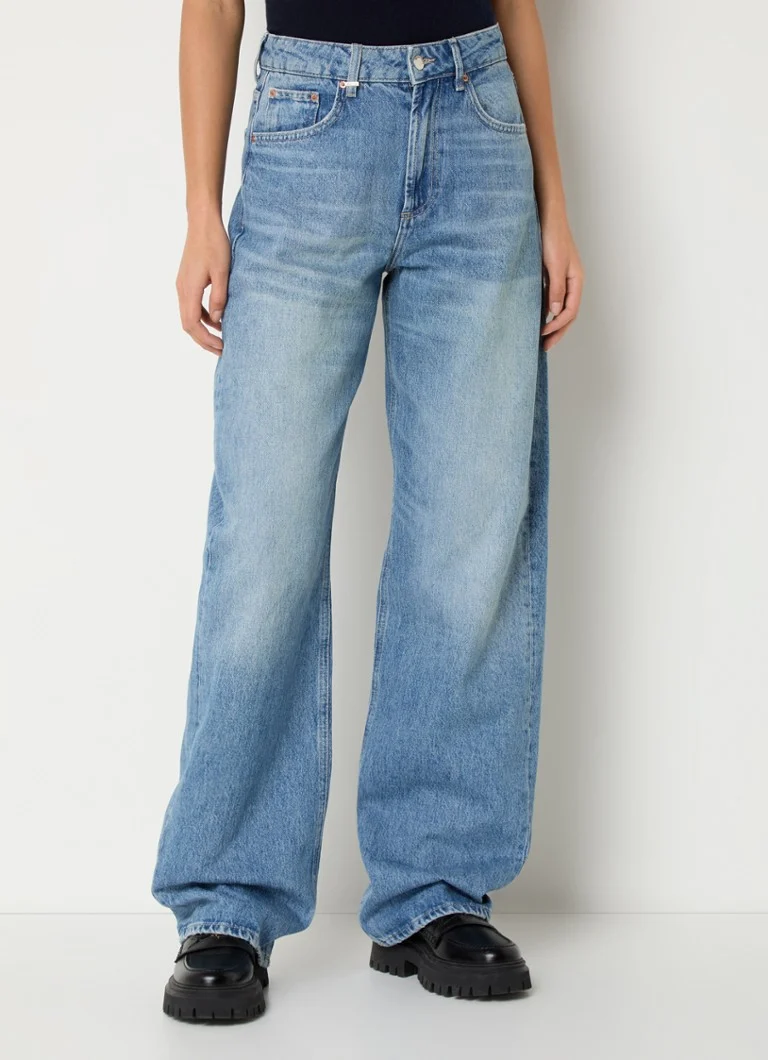 Jeans Benetton a vita alta e vestibilità ampia, lavaggio medio.