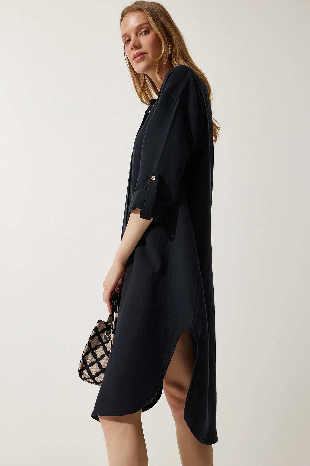 Happiness İstanbul  Schwarzes Oversize-Hemdkleid aus Musselin für Damen SA00021