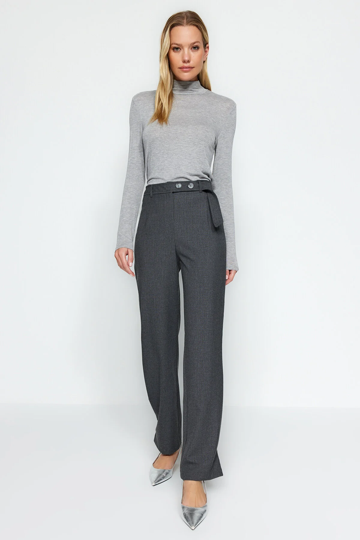 Trendyol Collection  Anthrazitfarbene, gerade geschnittene Hose mit gewebtem Gürtel und detaillierten Details TWOAW24PL00236