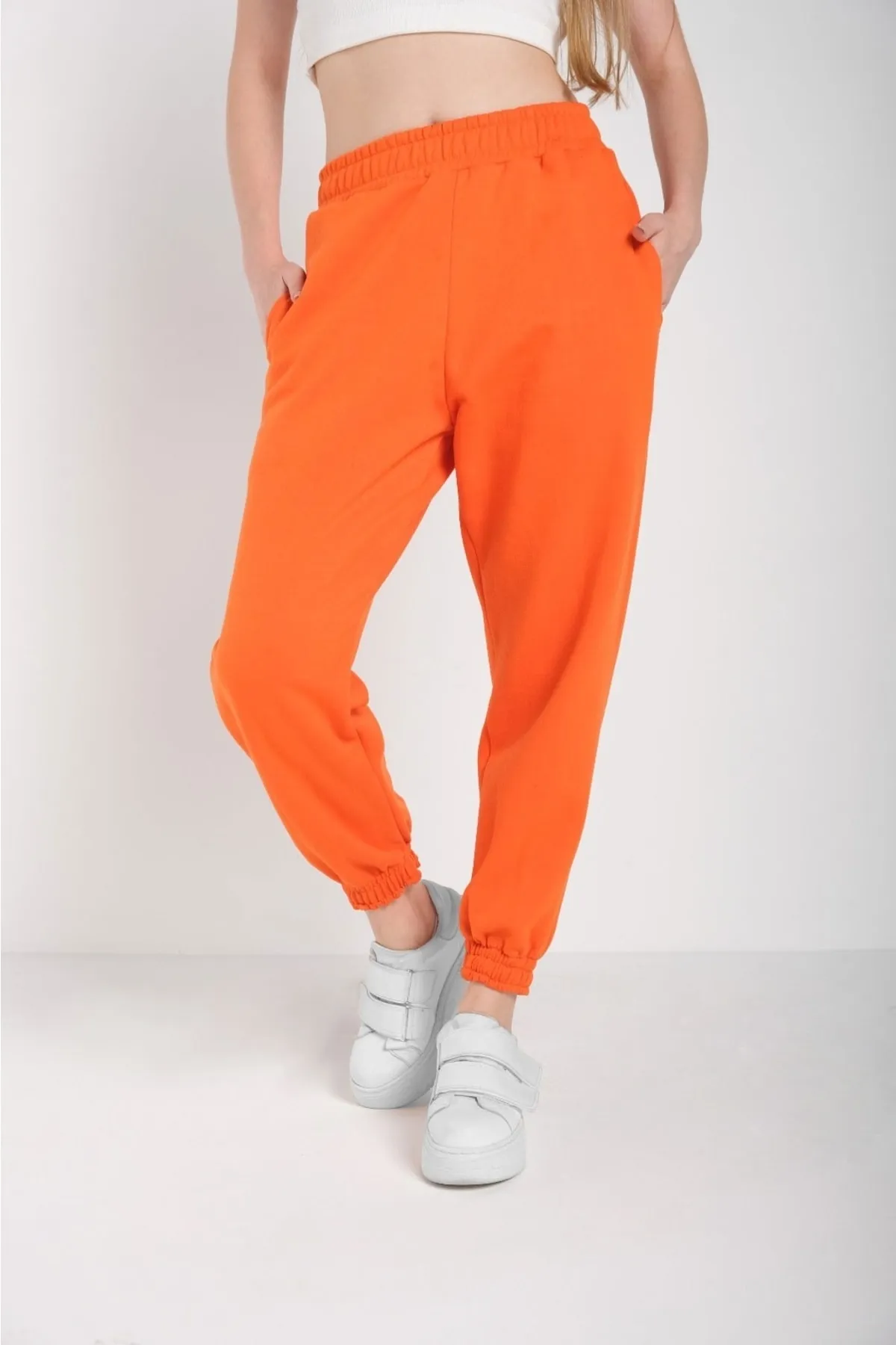 MODAGEN  Orangefarbene, einfarbige, übergroße Jogginghose mit elastischem Bund für Damen