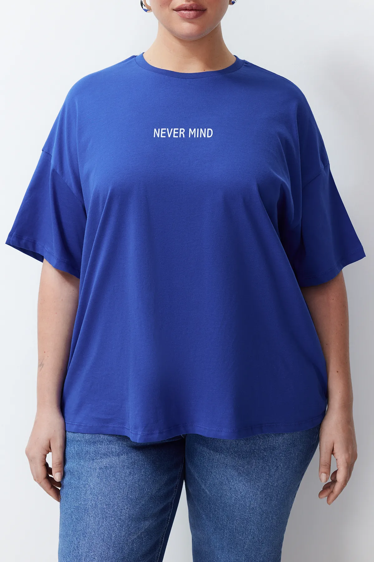 Trendyol Curve  Übergroßes Strick-T-Shirt mit Saks-Slogan-Print TBBSS24BF00018