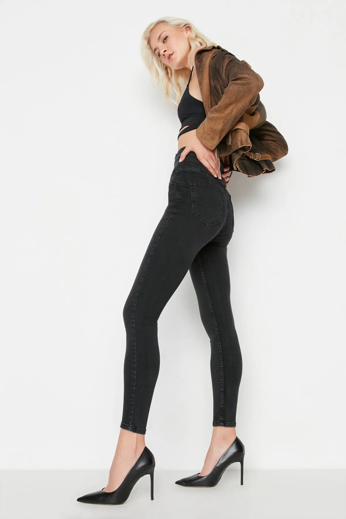 Trendyol Collection  Schwarze Skinny Jeans mit hoher Taille und Detail TWOSS21JE0091