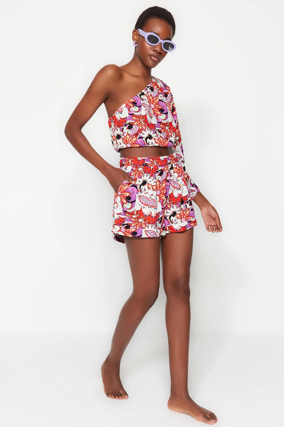 Trendyol Collection  Gewebtes One-Shoulder-Bluse-Shorts-Set mit Blumendruck TBESS21AU0077