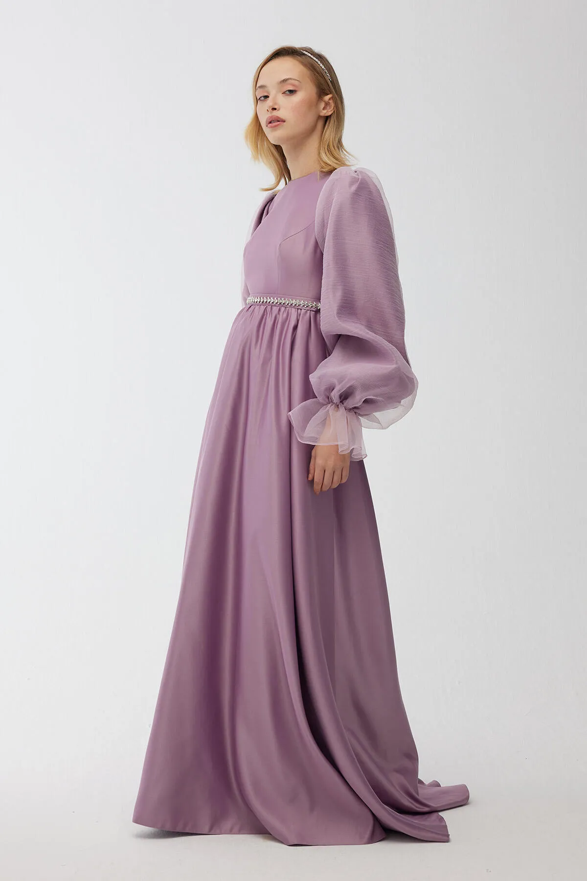 Manuka  Abendkleid aus Satin mit Stoned-Gürtel Lavendel