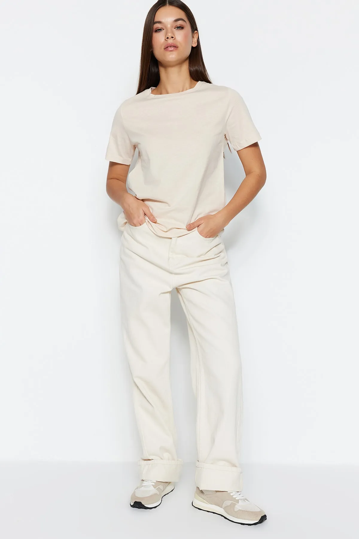 Trendyol Collection  Hellbeiges Basic-Strick-T-Shirt mit Rundhalsausschnitt aus 100 % Baumwolle TWOSS23TS00000