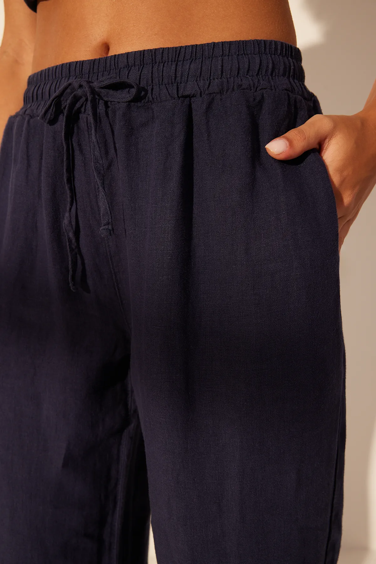Trendyol Collection  Marineblaue Hose mit weitem Bein und hoher Taille aus 100 % Leinen mit elastischem Bund TWOSS24JE00249