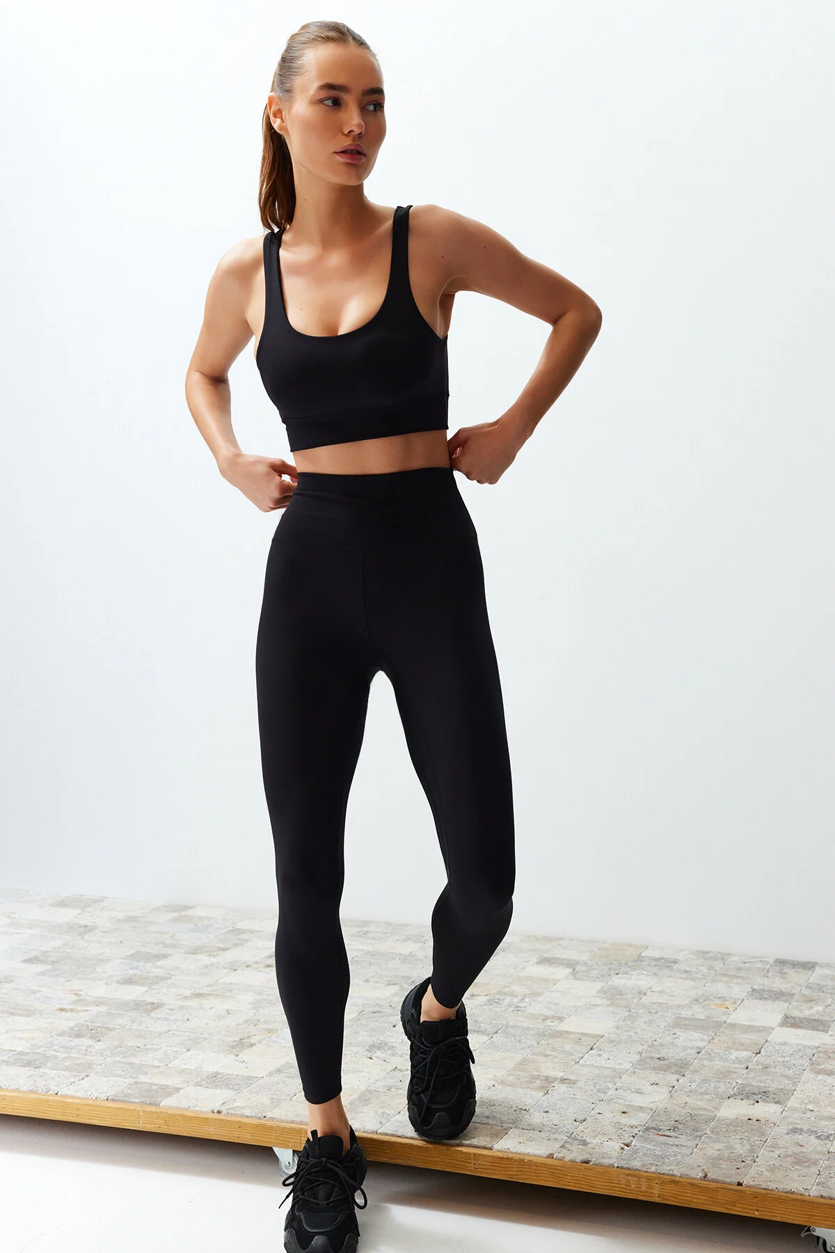 Trendyol Collection  Gestrickte Sport-Leggings aus schwarzem, gebürstetem, mattem und weichem Stoff in voller Länge THMSS24TY00025