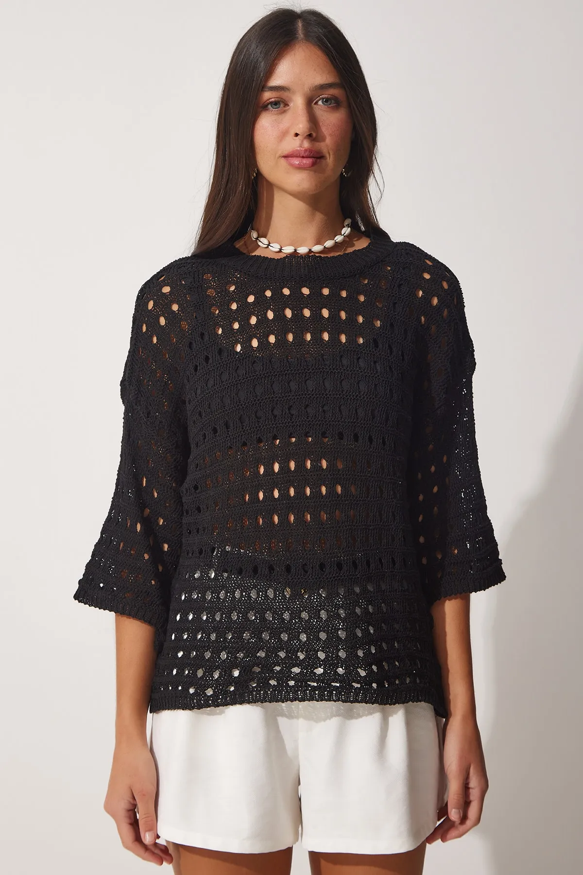 Happiness İstanbul  Schwarze durchbrochene Sommerstrickbluse mit Rundhalsausschnitt für Damen Kİ00082
