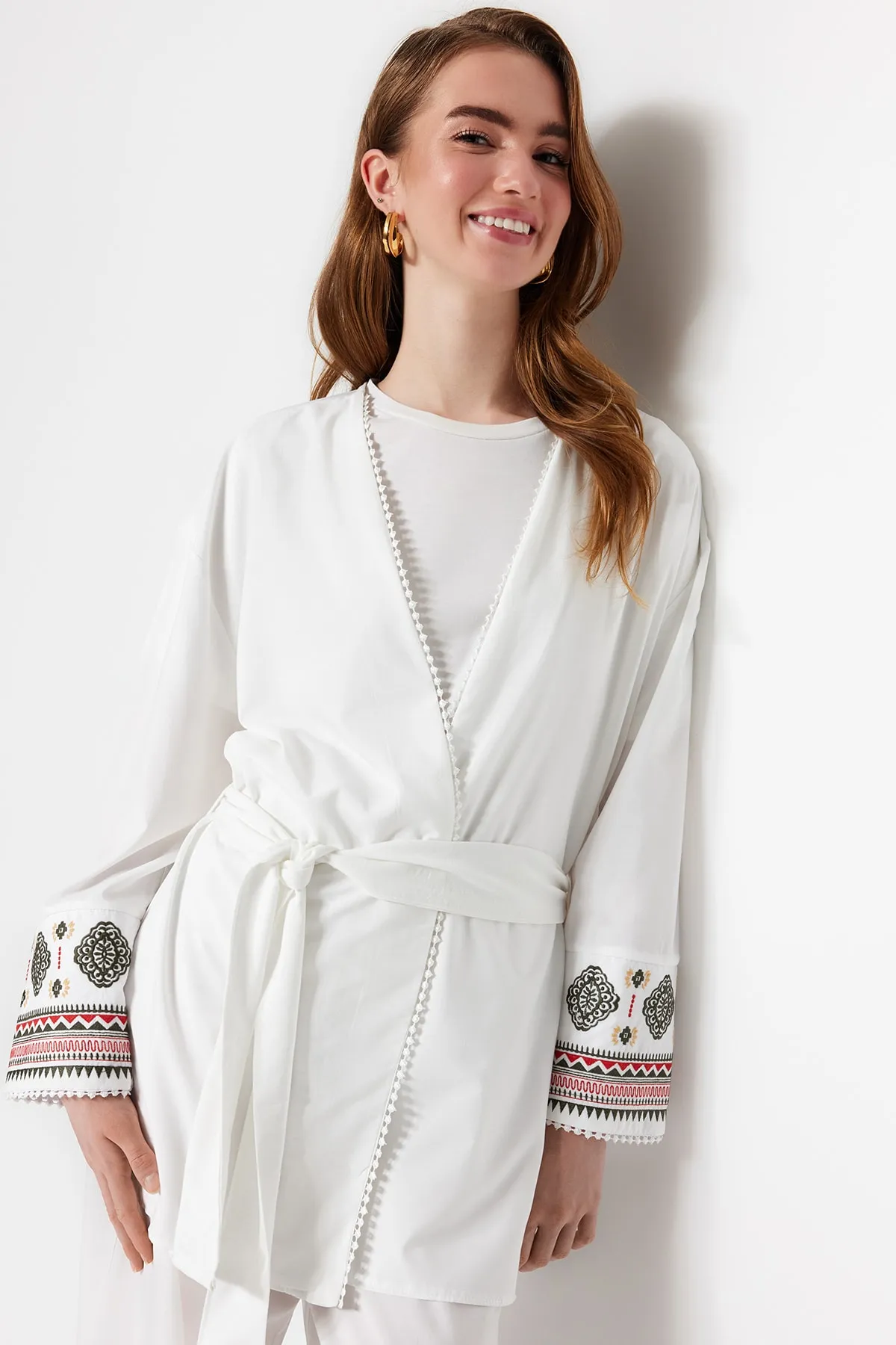 Trendyol Modest  Ecrufarbenes, gewebtes Tunika-Hosen-Set mit Gürtel und ethnischem Muster TCTSS23US00042