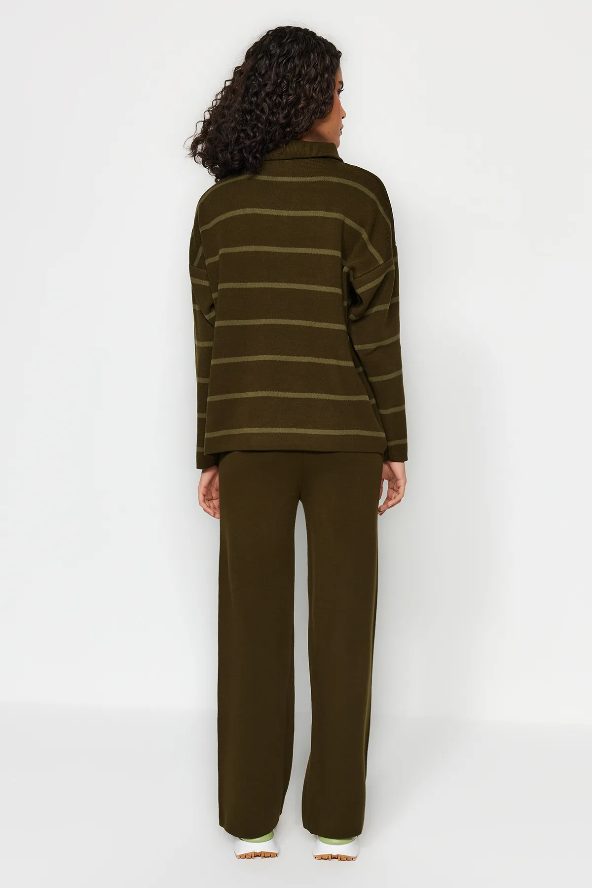 Trendyol Collection  Khakifarbenes Strickoberteil und -unterteil im weiten Schnitt TWOAW24AU00025