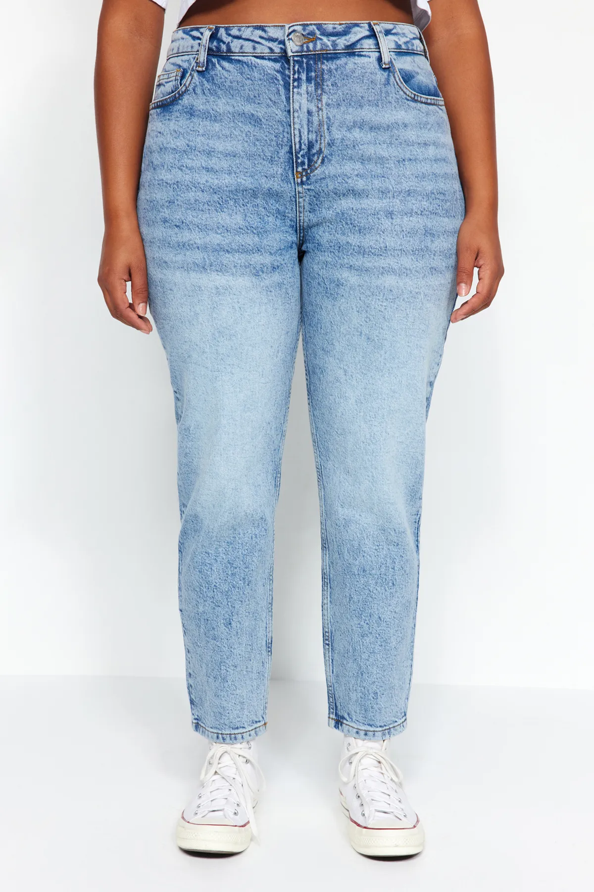 Trendyol Curve  Blaue Mom-Fit-Jeans mit hoher Taille TBBAW24CJ00050
