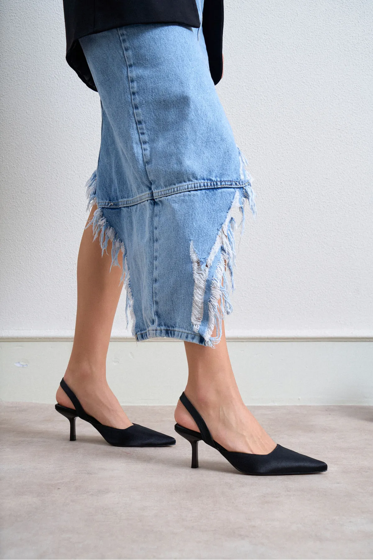 NİŞANTAŞI SHOES  Love Schwarze Satin-Damenschuhe mit Absatz und Knöcheldetail hinten