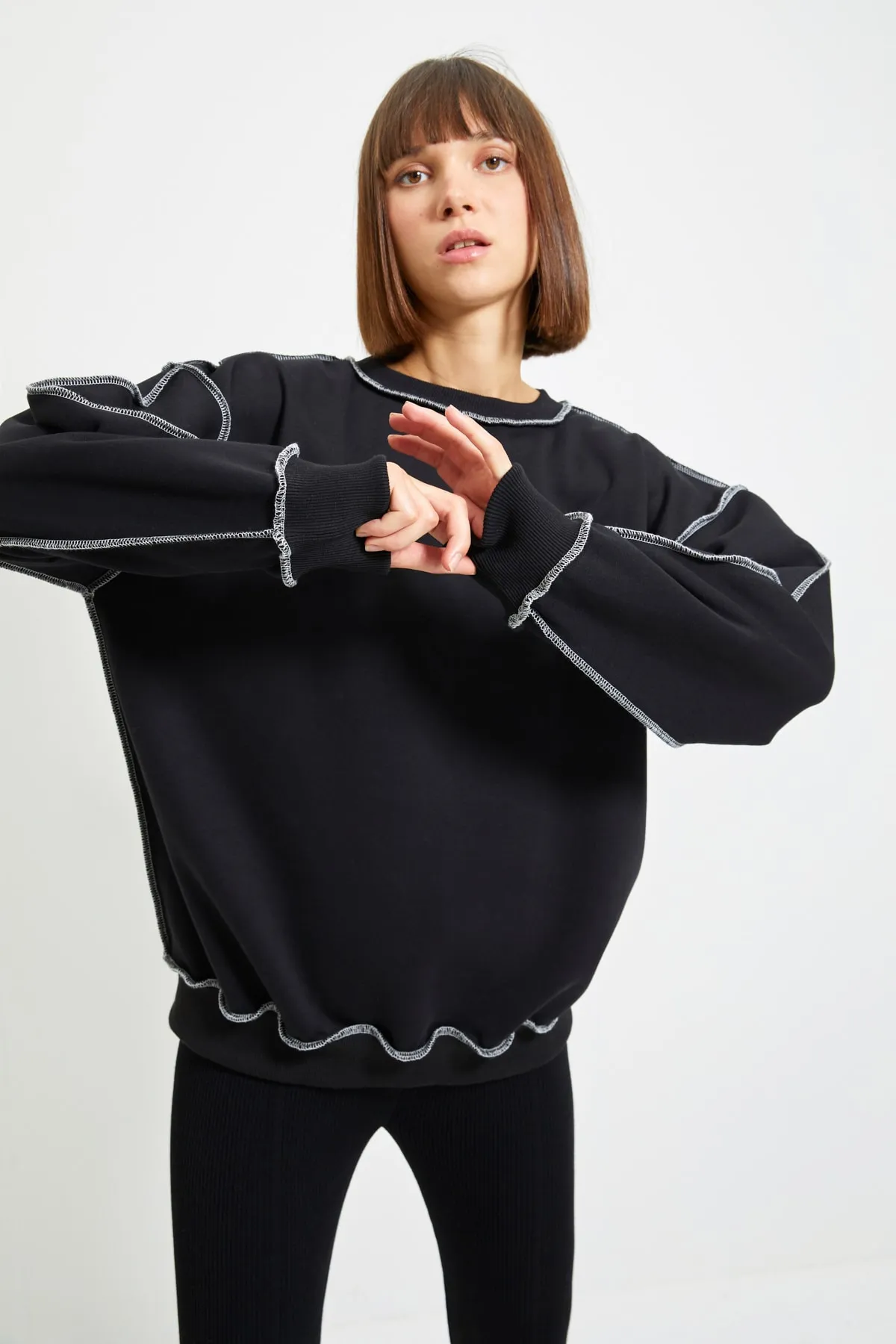 Trendyol Collection  Schwarzes Regular/Normal Fit Baumwoll-Sweatshirt mit dickem Fleece-Innenfutter TWOAW22SW0267