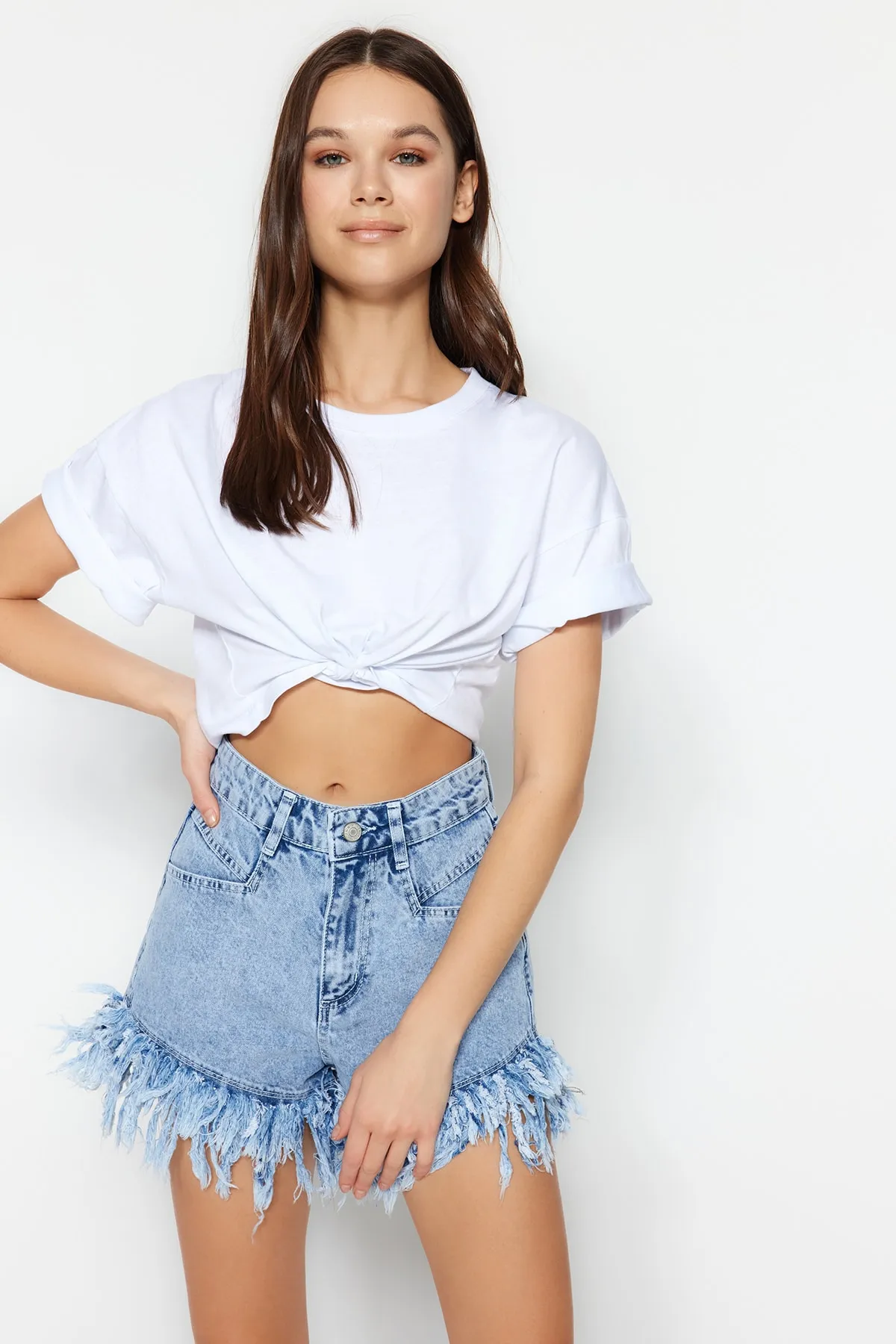 Trendyol Collection  Hellblaue Jeansshorts mit Quasten und Bermuda TWOSS23SR00164