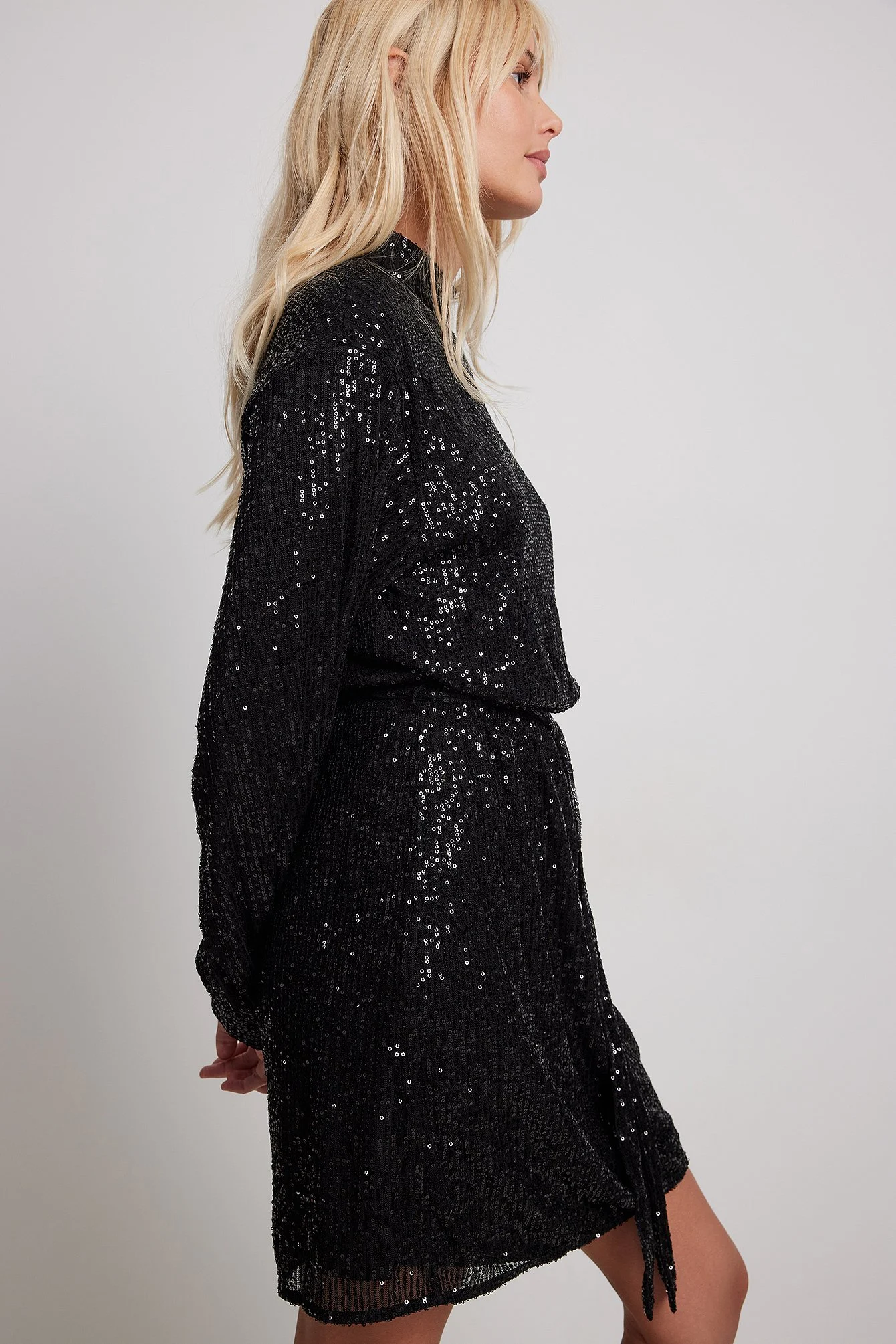 Fließendes Paillettenkleid mit Gürtel