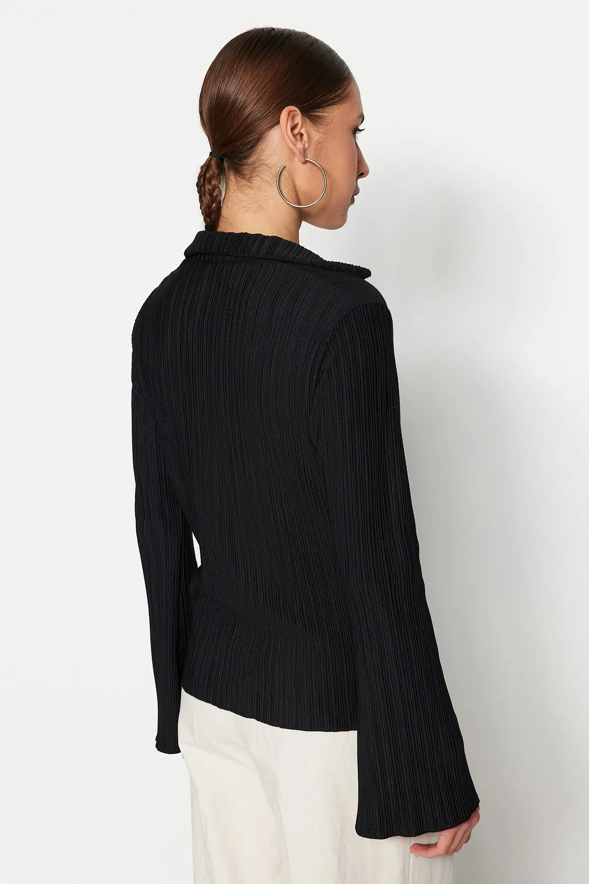 Trendyol Collection  Schwarzes Strickhemd mit ausgestellten Ärmeln und Falten und Knöpfen TWOSS23GO00165
