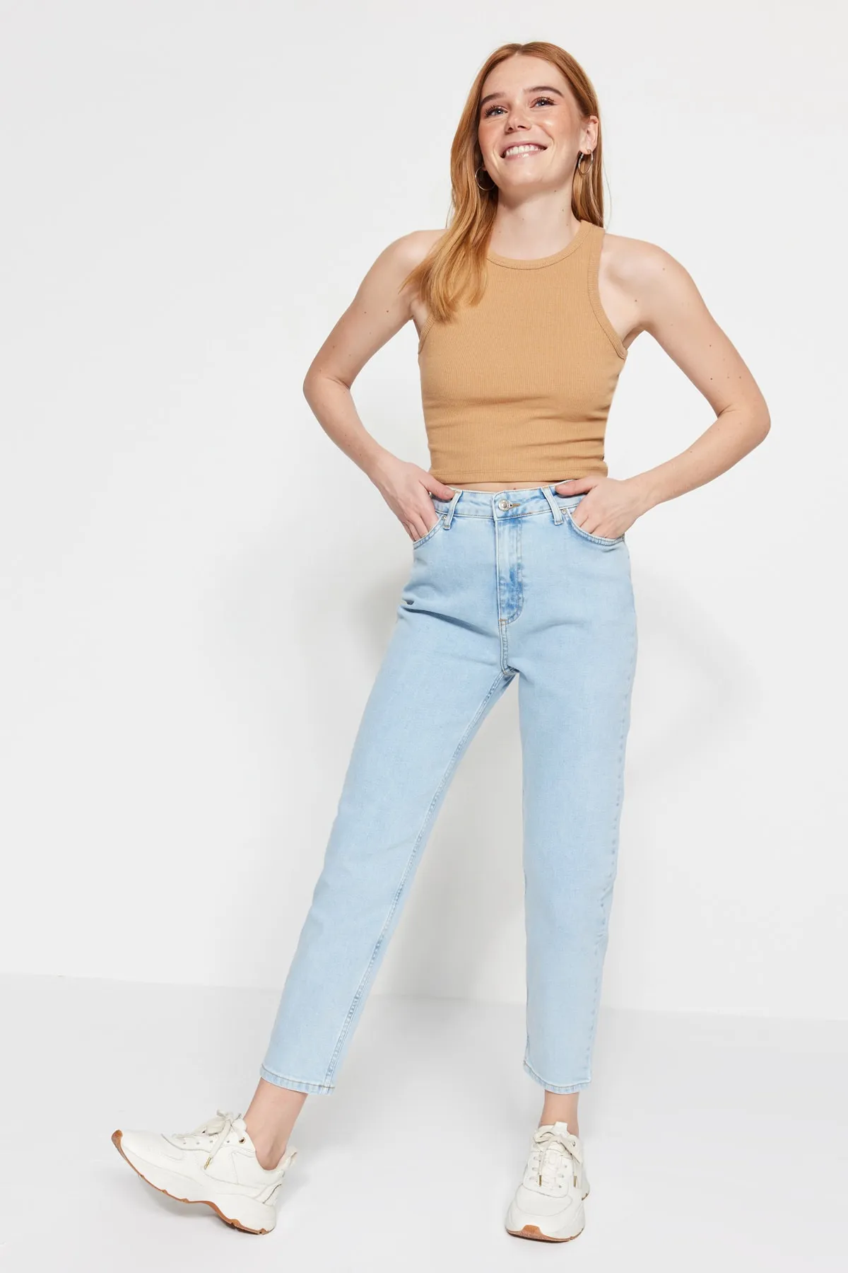 Trendyol Collection  Hellblaue Slim-Mom-Jeans mit hoher Taille TWOSS23JE00097
