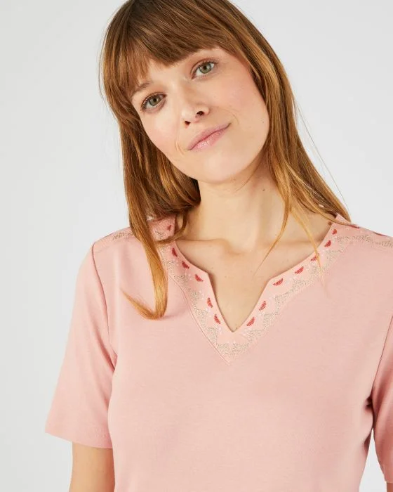 Tee-shirt encolure brodée