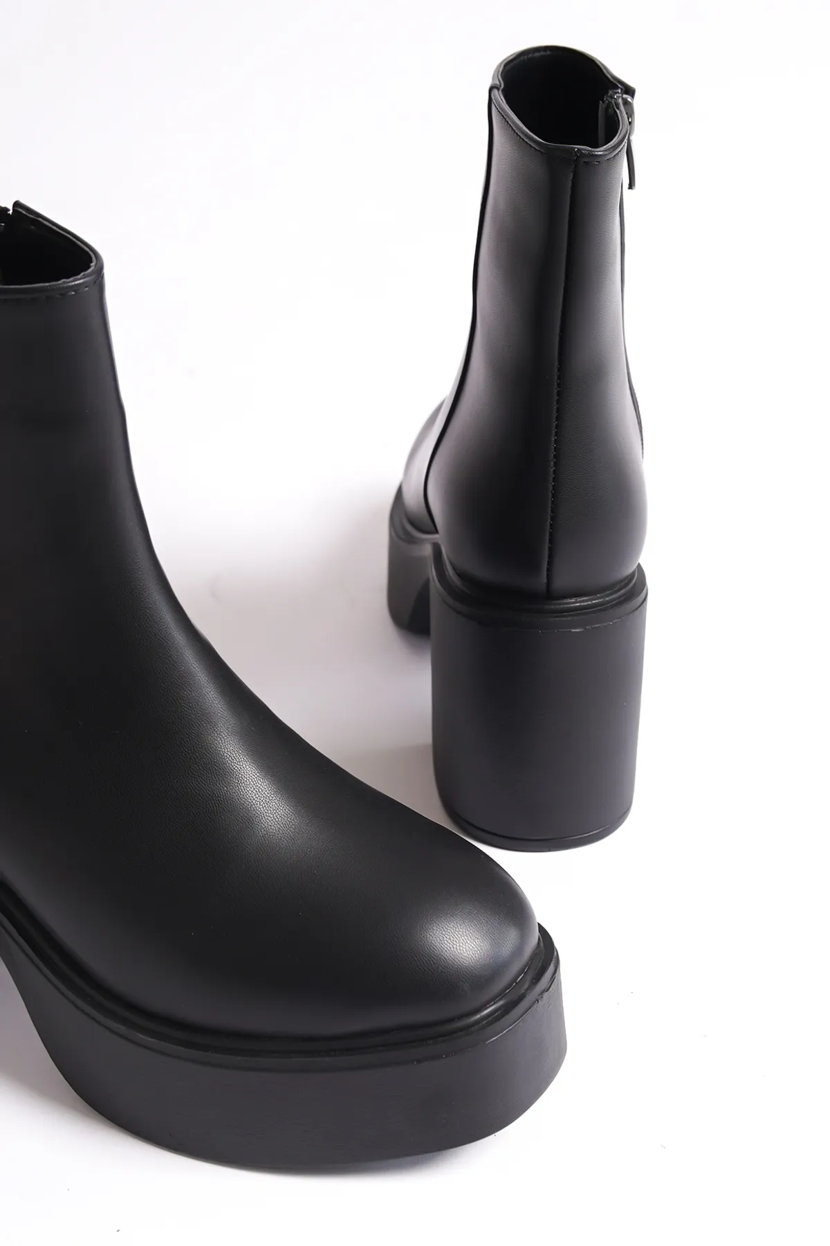 Capone Outfitters  Knöchellange Damenstiefel mit seitlichem Reißverschluss und mattem Plateau-Absatz