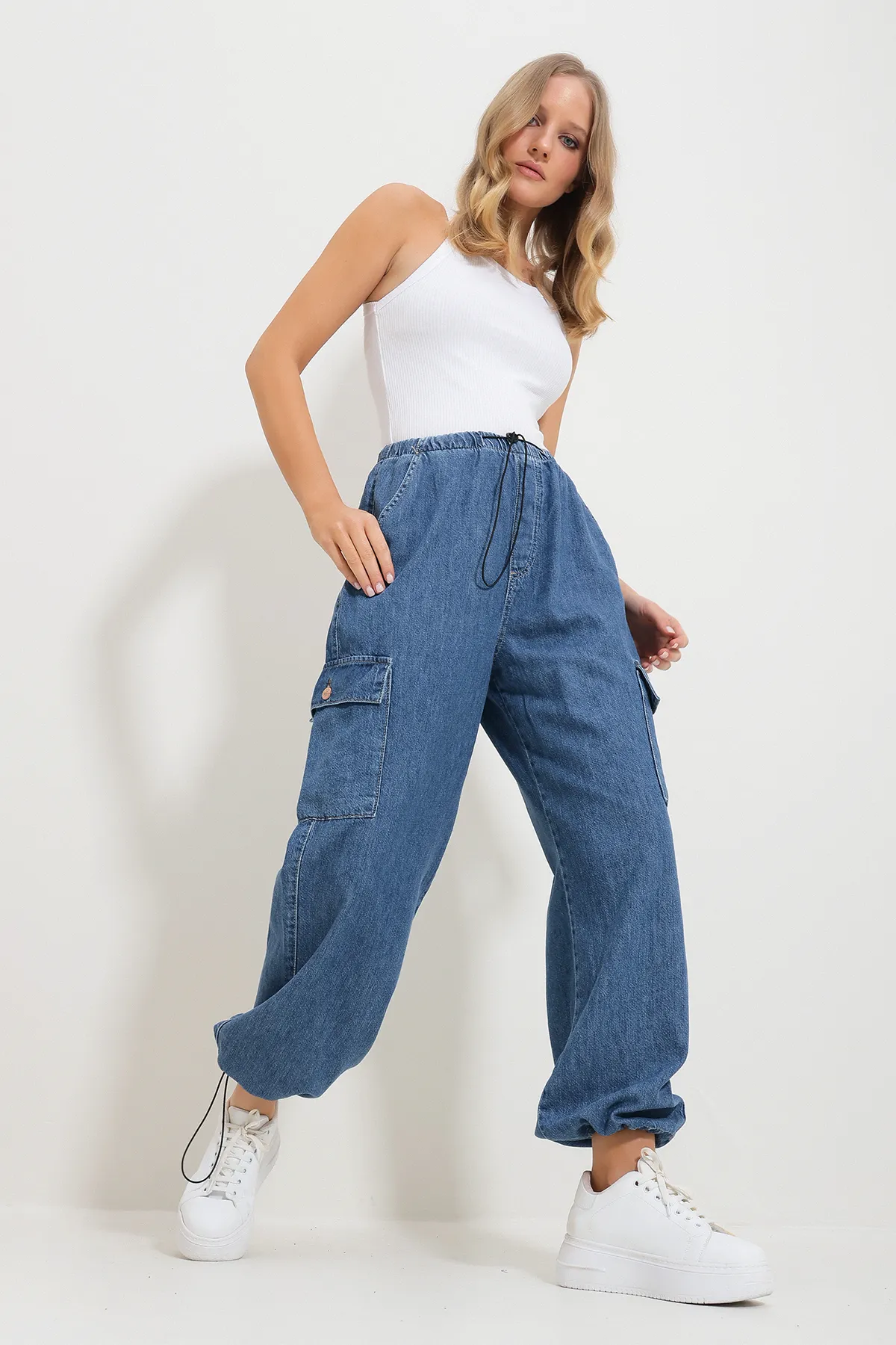 Trend Alaçatı Stili  Blaue Cargo-Jogginghose für Damen mit elastischem Bund und Taschen Alc-X11759