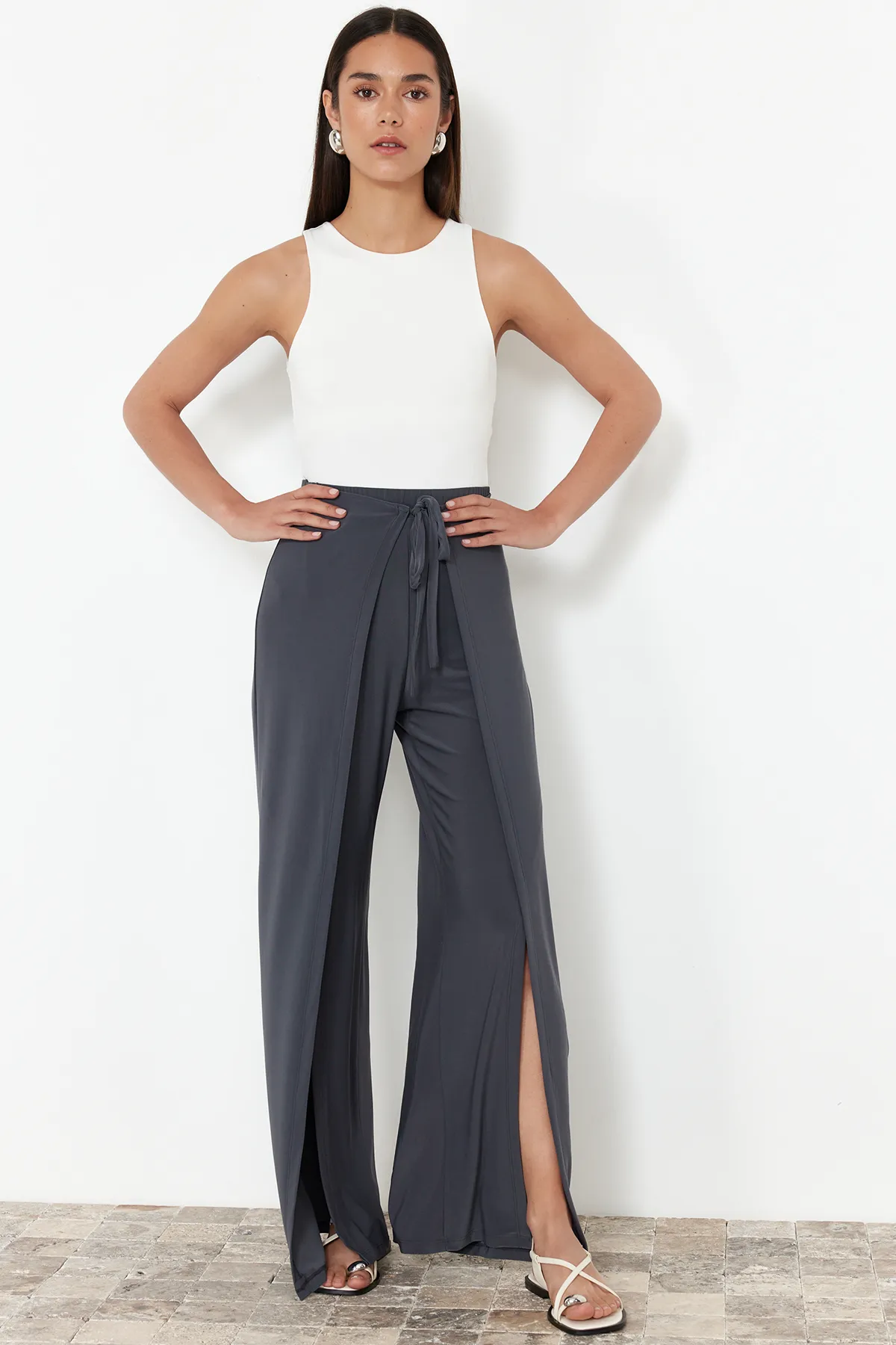 Trendyol Collection  Anthrazitfarbene, flexible Hose mit Schlitz und Schnürung TWOSS24PL00135