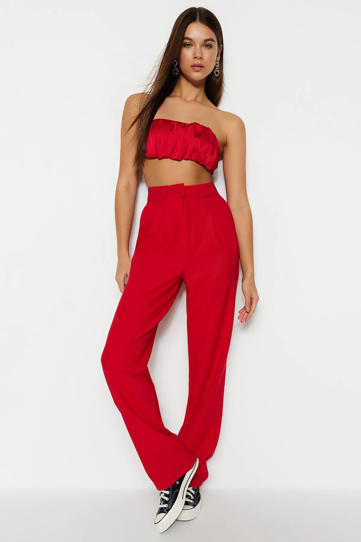 Trendyol Collection  Rote, gerade geschnittene, plissierte Webhose mit weitem Bein TWOSS21PL0155