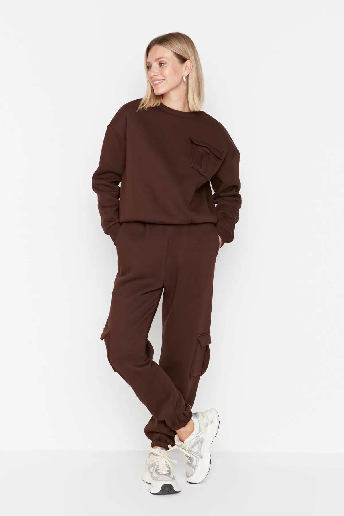 Trendyol Collection  Dunkelbraune Jogginghose aus dickem Fleece mit aufgesetzten Taschen und Details TWOAW23EA00046
