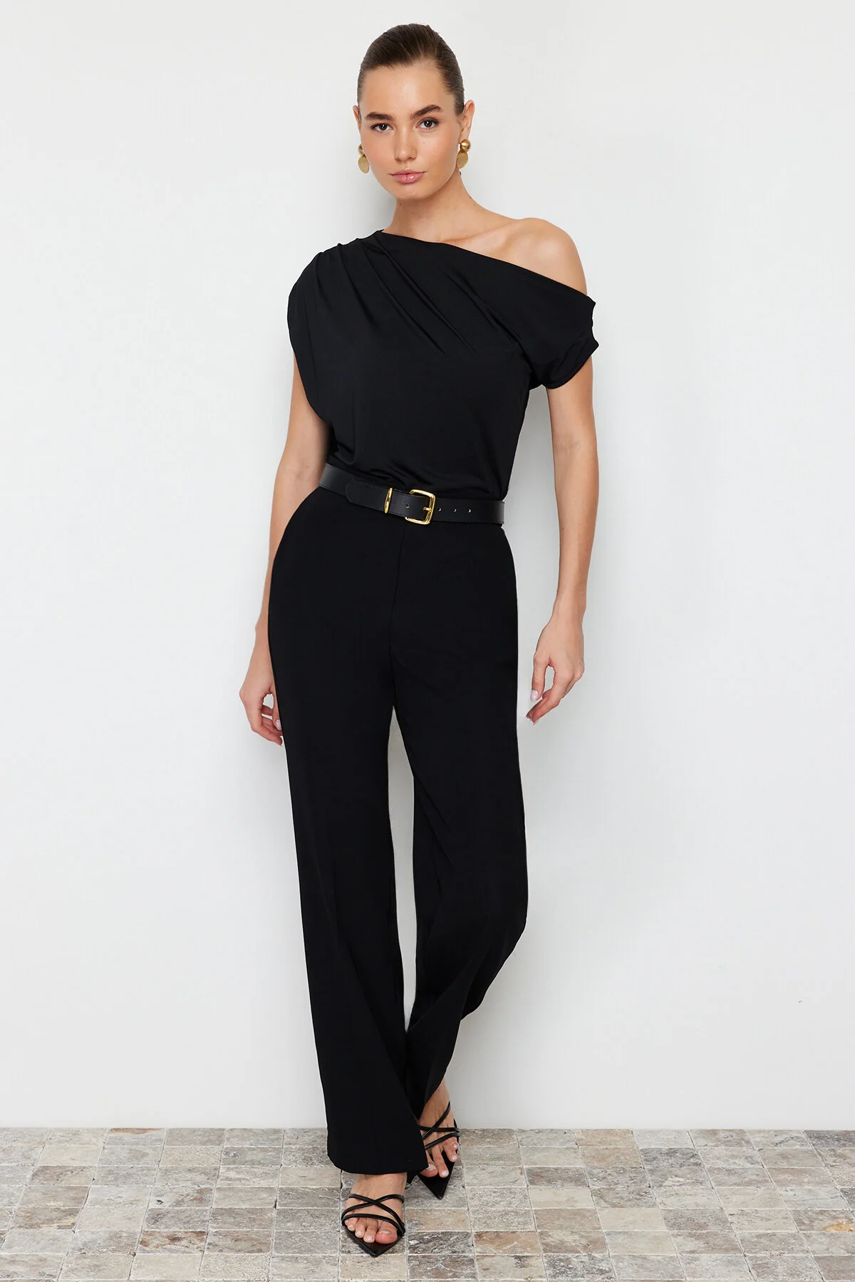 Trendyol Collection  Schwarze, ärmellose Stretch-Strickbluse mit asymmetrischem Kragen und normaler Passform TWOSS24BZ00396