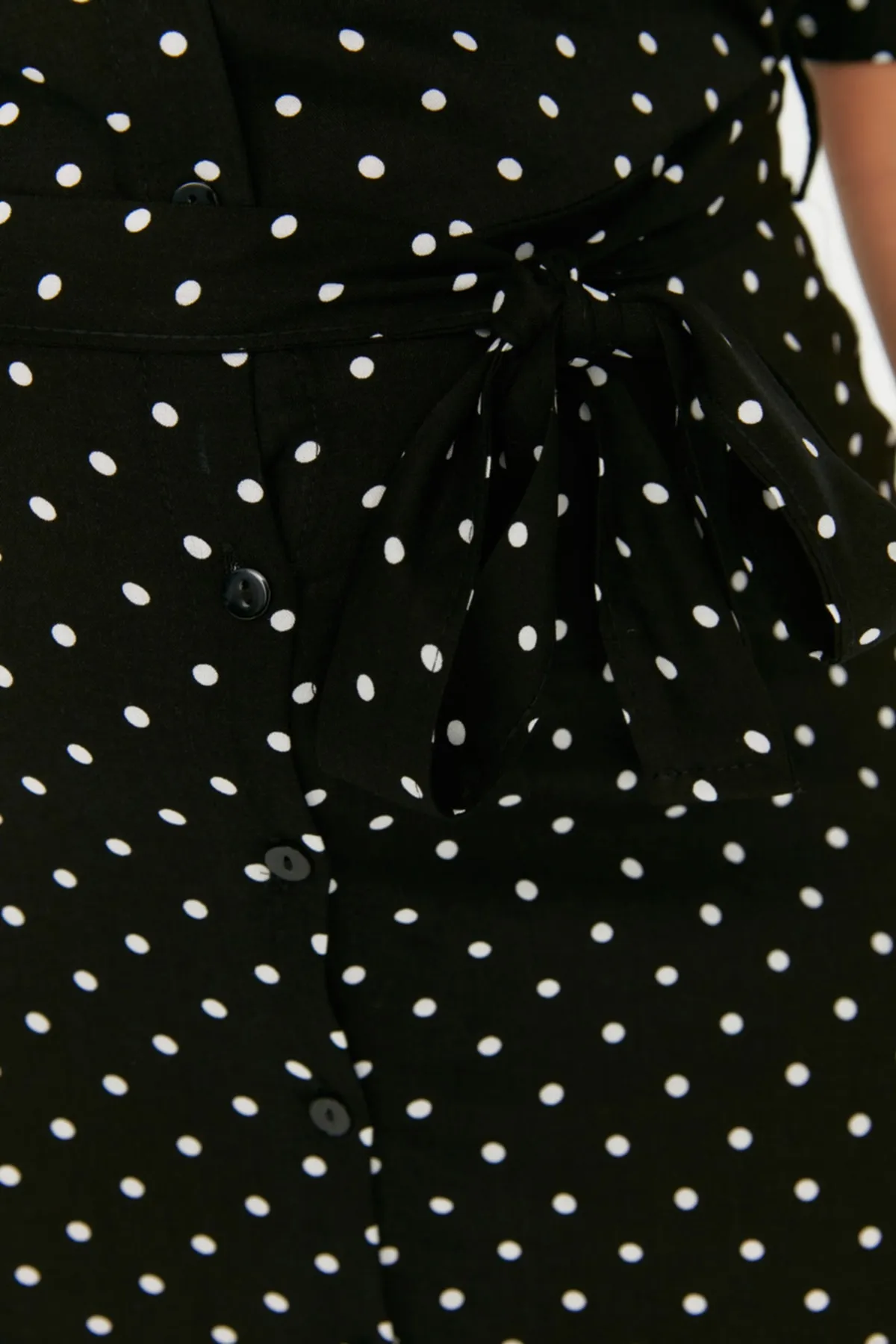 Trendyol Curve  Schwarzes gewebtes Kleid mit Polka Dot-Gürtel TBBSS22EL1596