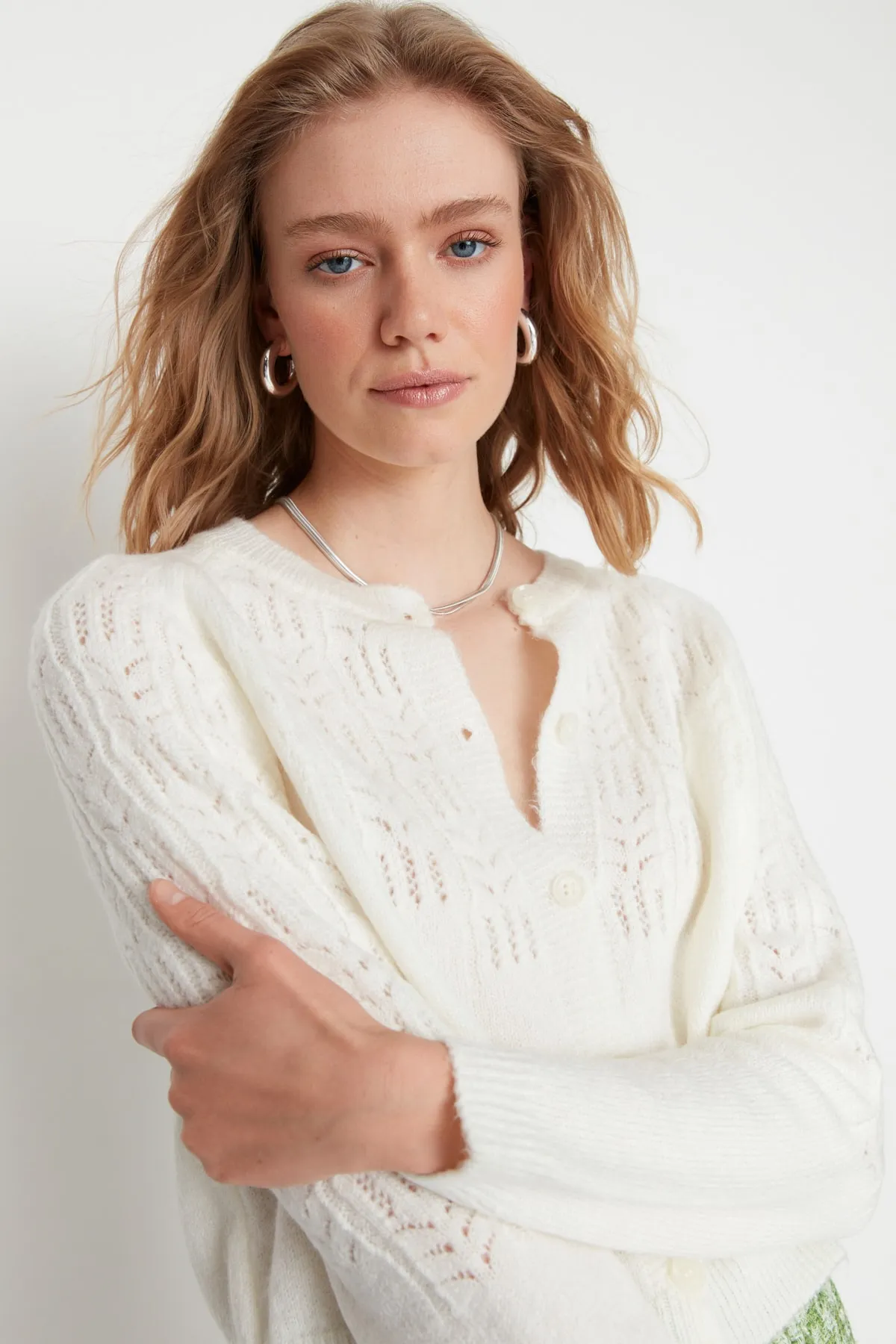 Trendyol Collection  Ecrufarbene, weich strukturierte Strickjacke mit Lochmuster TWOAW21HI0020