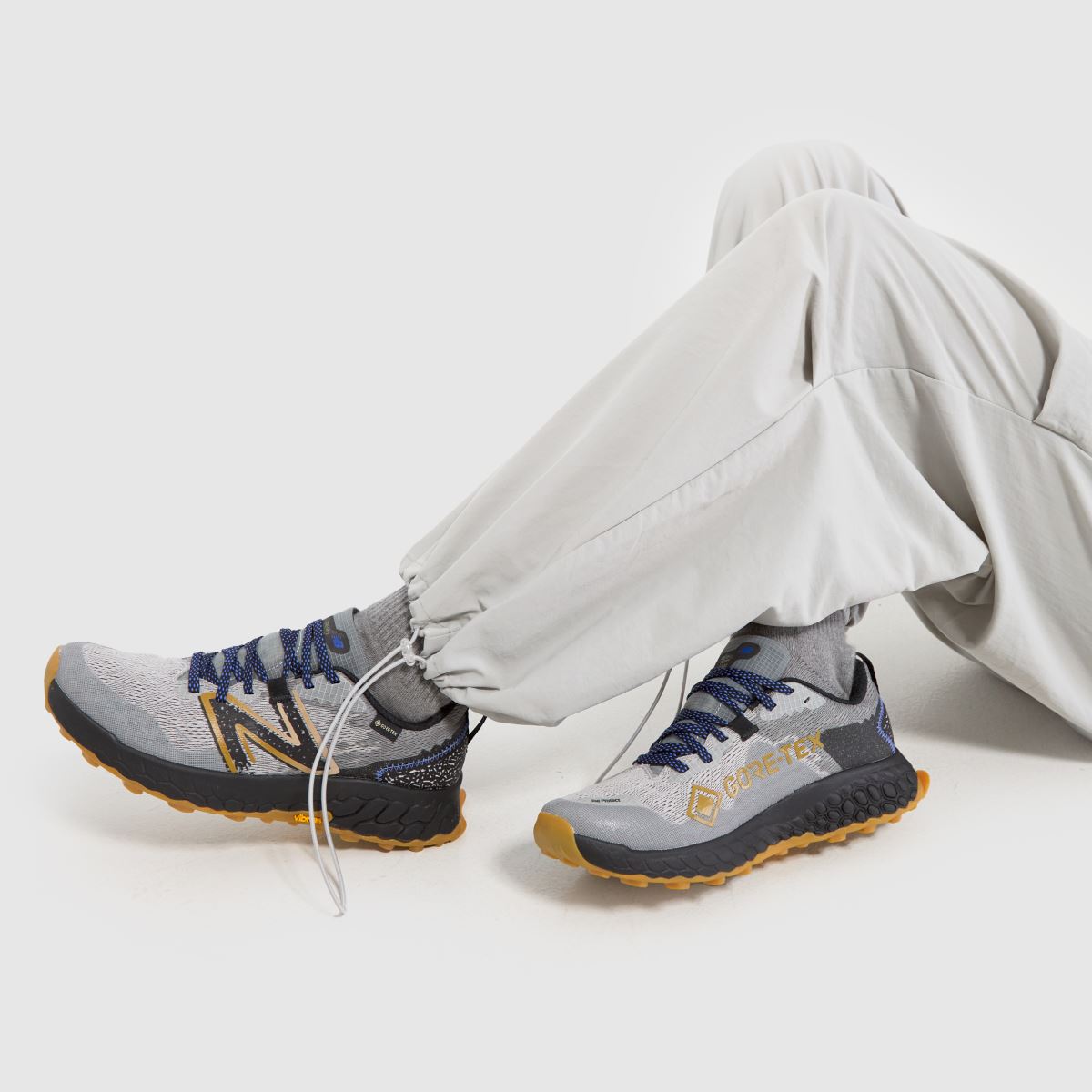 New Balance Fresh Foam X Hierro V7 GTX cipők szürke és fekete színben