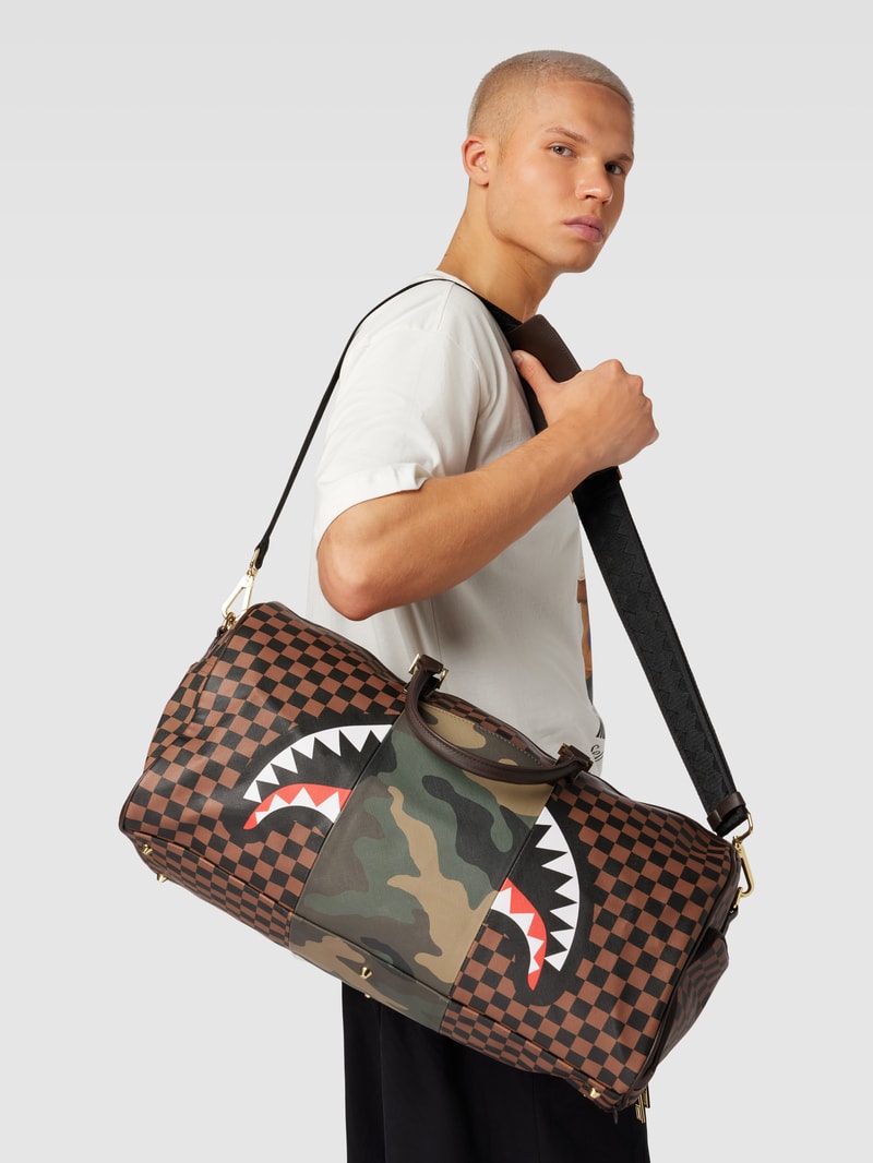 Duffle Bag mit Allover-Muster Modell 'SIP WITH CAMO ACCENT' in mittelbraun