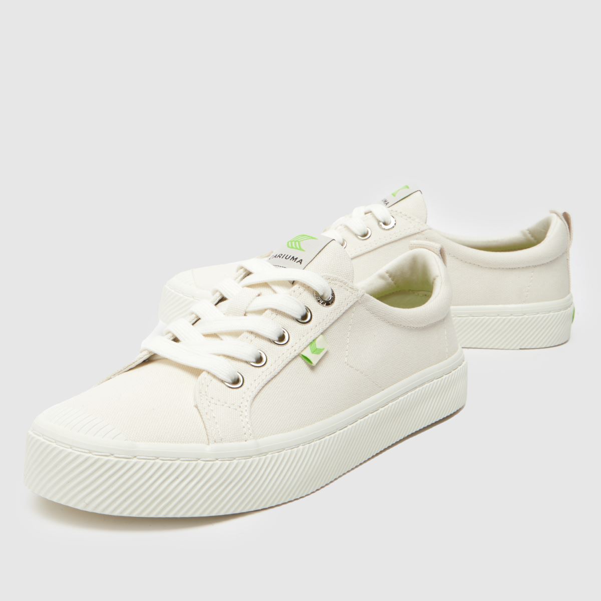 CARIUMA – Oca låga sneakers i benvitt