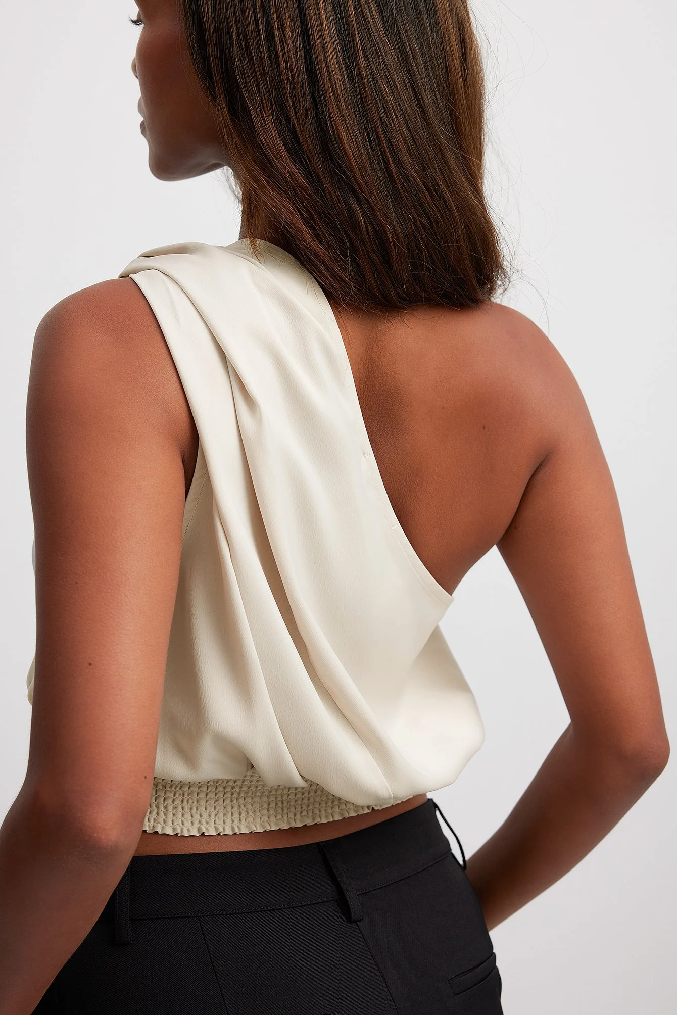 Einseitig schulterfreies Top aus Satin