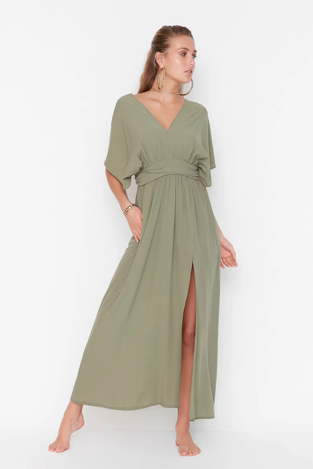 Trendyol Collection  Khakifarbenes Maxi-Strandkleid mit gewebten Accessoires TBESS21EL1051