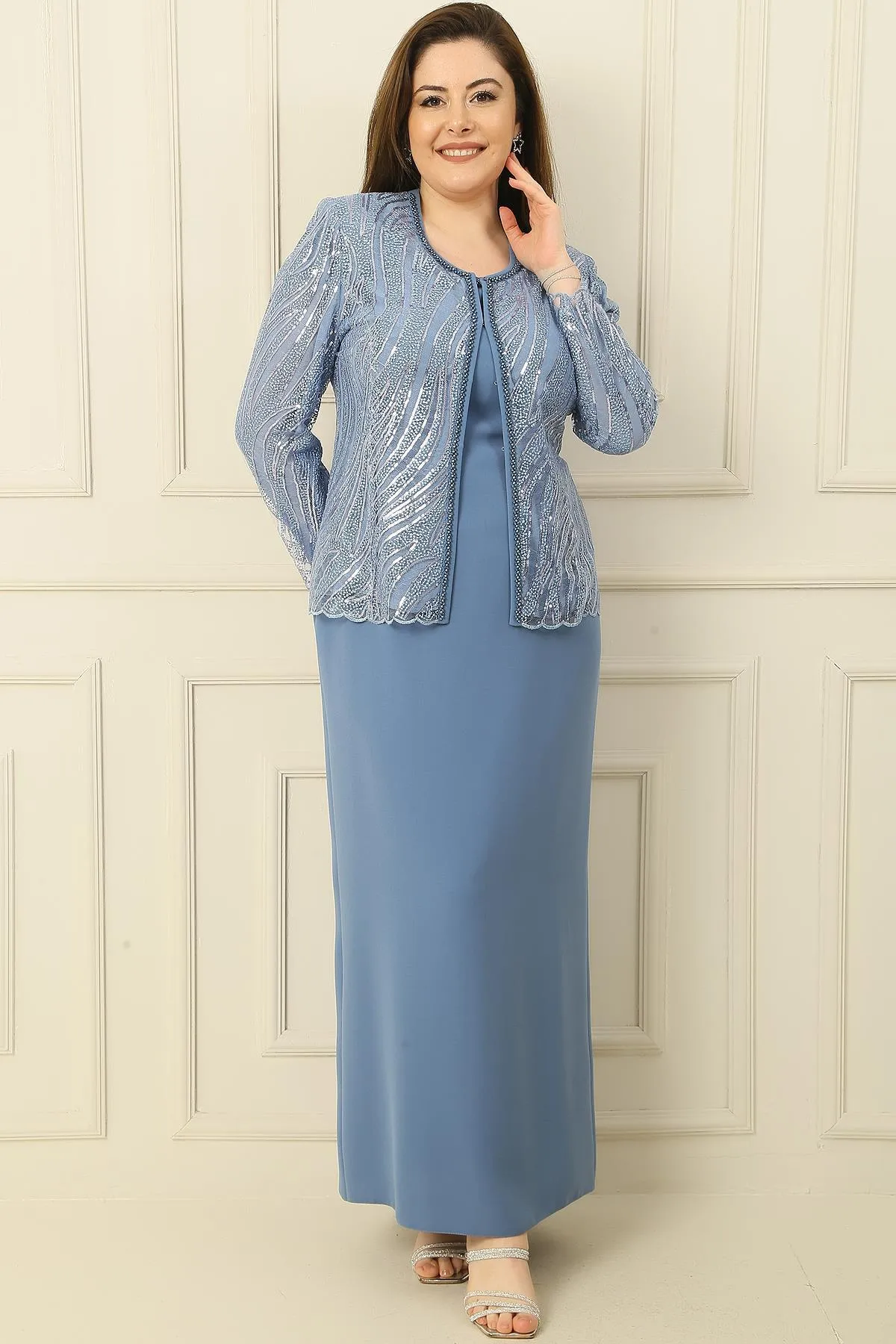 By Saygı  Langes Kleid mit Halbmondärmeln, mit Perlen und Pailletten bestickt, Jacke aus Tüll, gefüttert, 2-teiliges Set in Übergröße