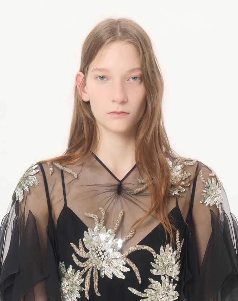 Robe de couture en crêpe brodée