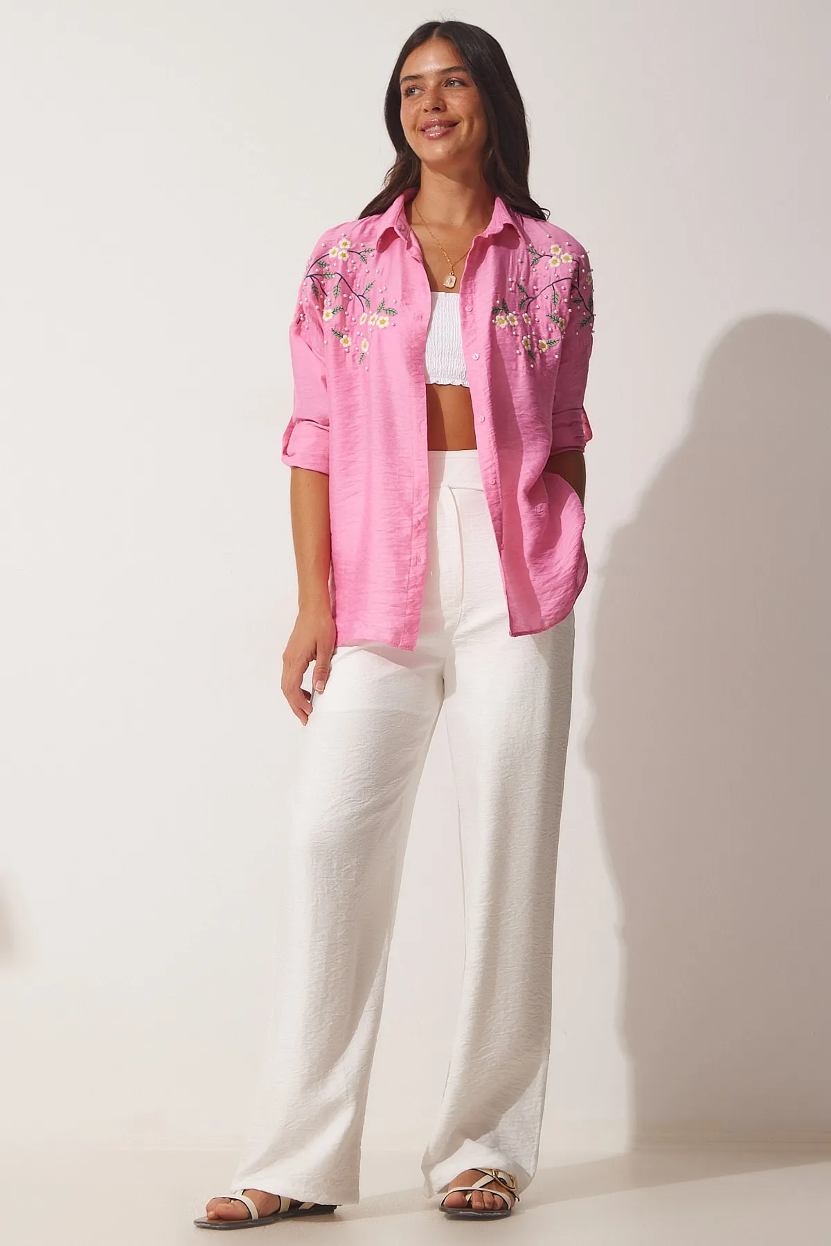 Happiness İstanbul  Übergroßes Ayrobin-Hemd für Damen in Rosa mit Perlenstickerei WK00001