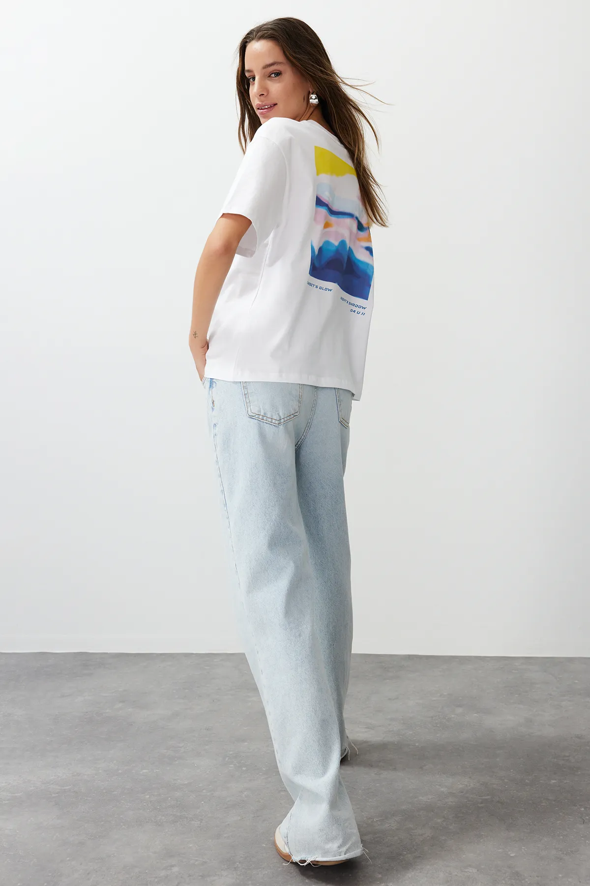 Trendyol Collection  Weißes, bedrucktes Premium-Strick-T-Shirt aus 100 % Baumwolle mit entspannter/bequemer Passform TWOSS24TS00172