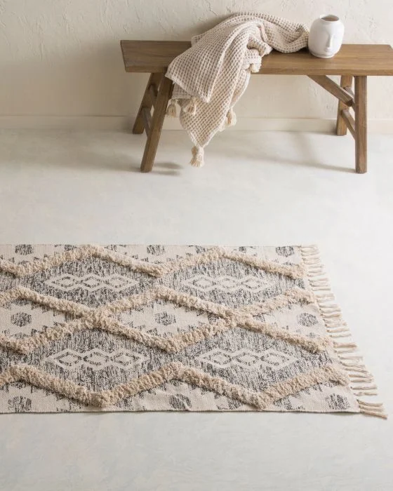 Tapis reliéfé frangé