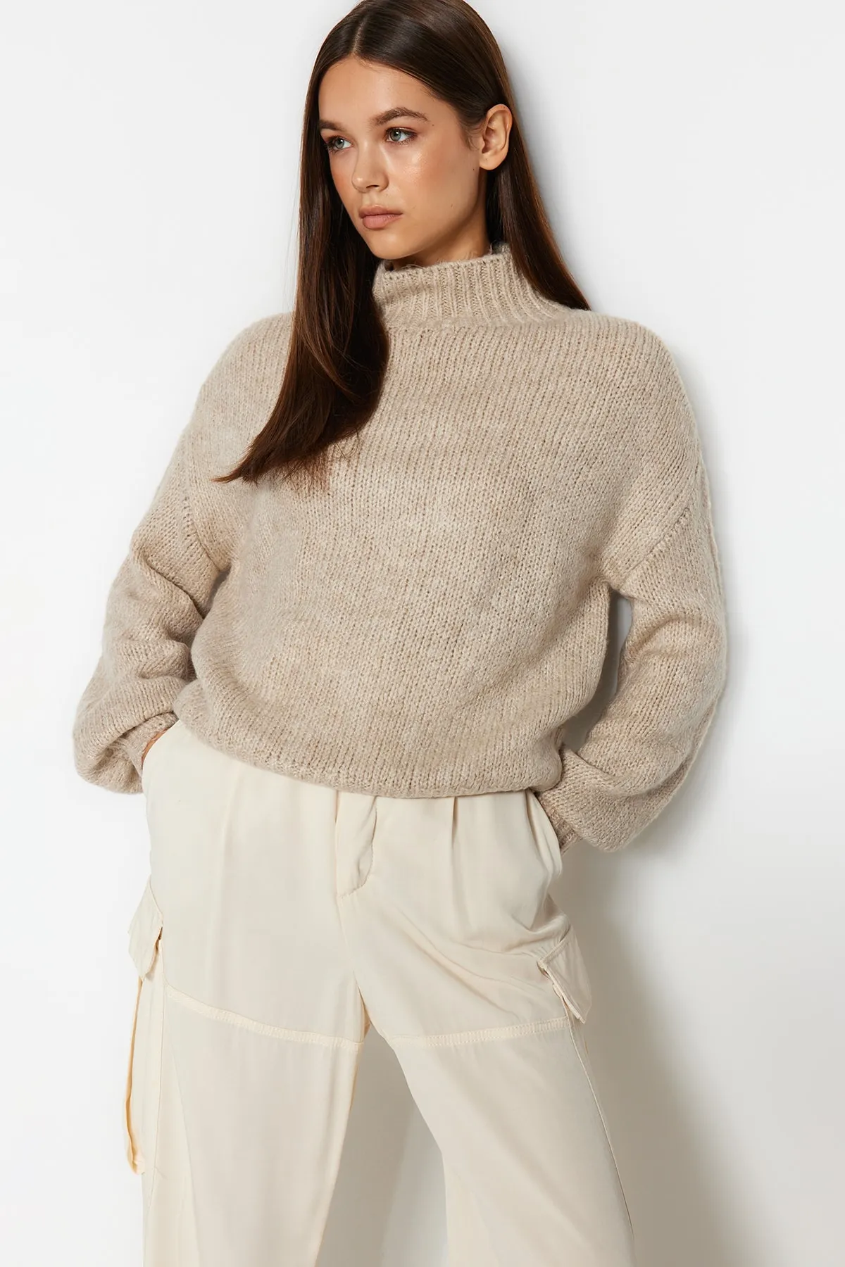 Trendyol Collection  Steinweicher, strukturierter, dicker Strickpullover mit Rundhalsausschnitt TWOAW24KZ00290