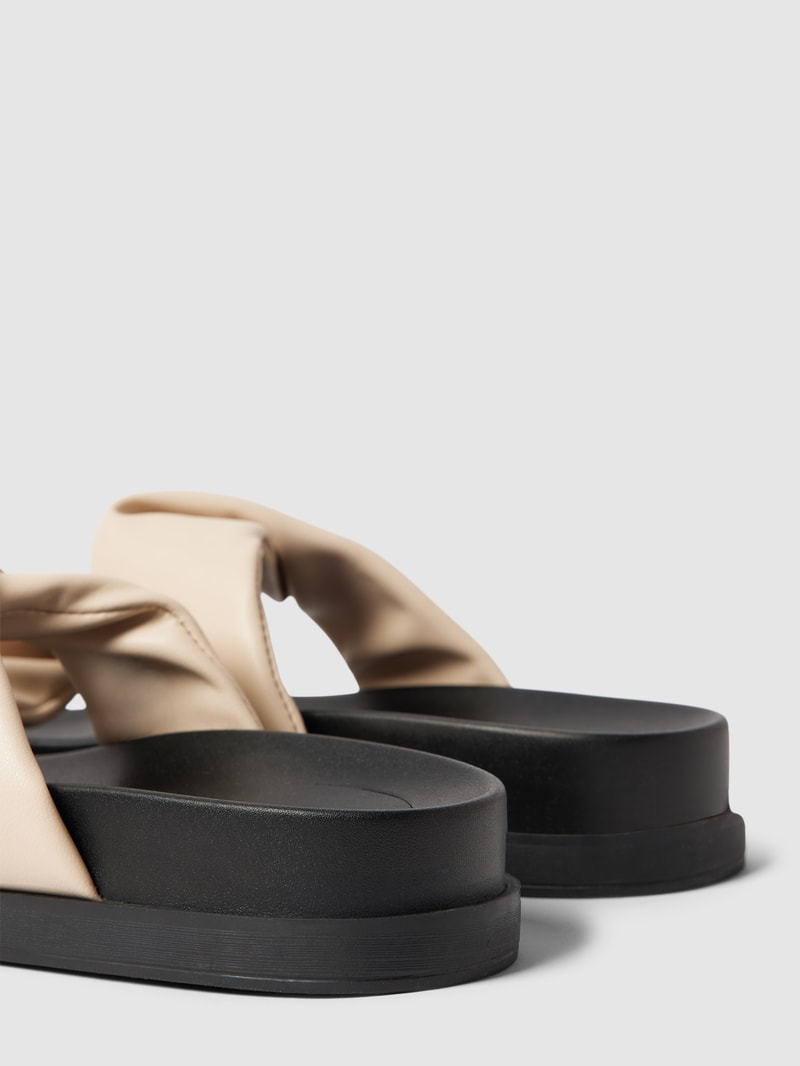 Pantoletten in Two-Tone-Machart in beige