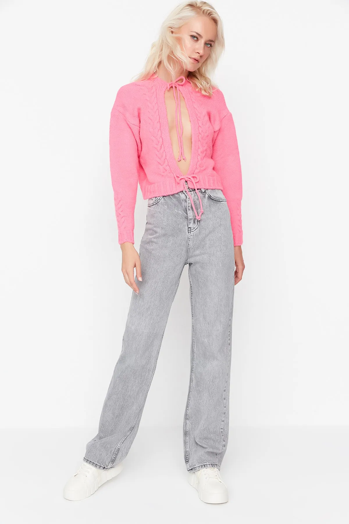 Trendyol Collection  Graue Jeans mit hoher Taille und weitem Bein TWOSS22JE0288