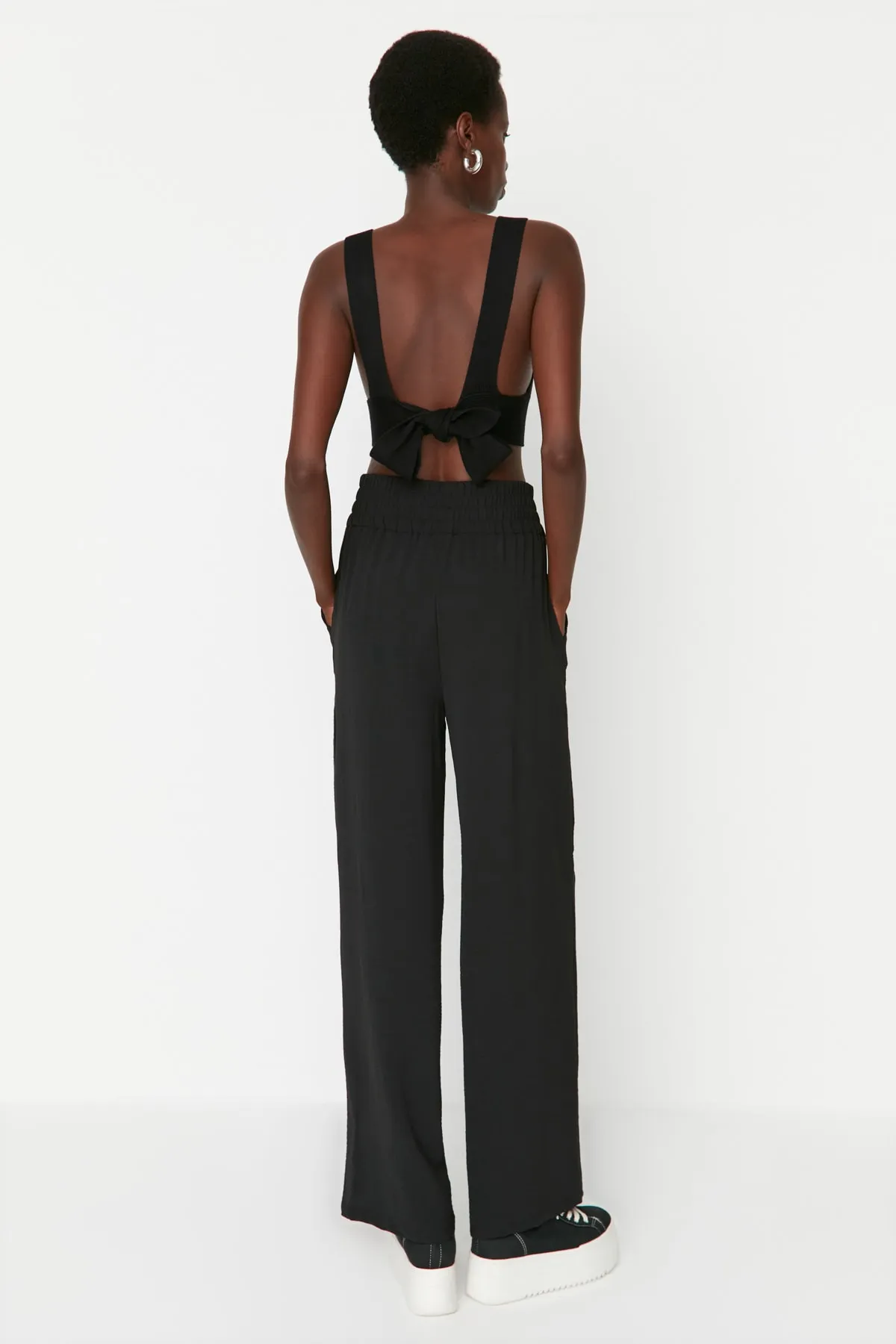 Trendyol Collection  Schwarze Webhose mit weitem Bein und elastischem Bund TWOSS22PL00024