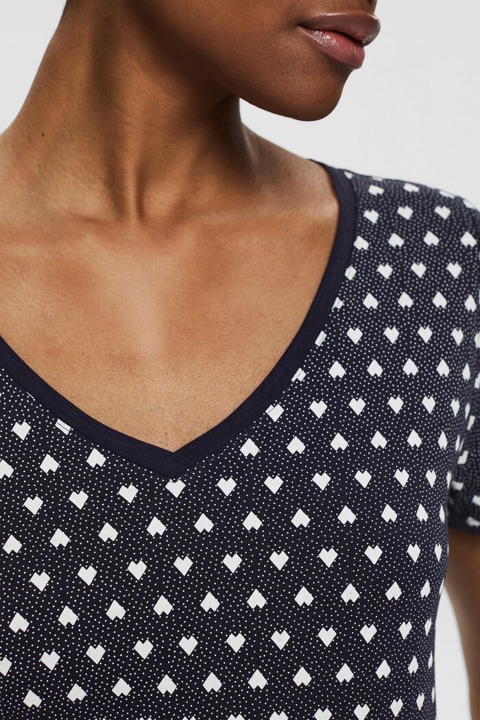 Gemustertes T-Shirt mit V-Ausschnitt