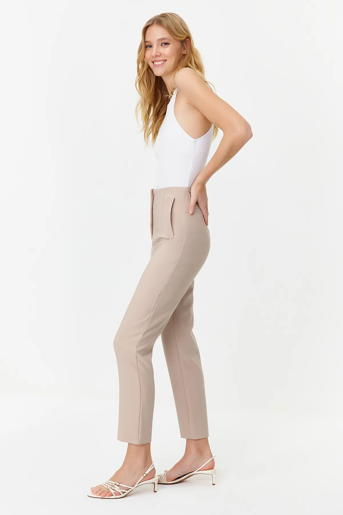 Trendyol Collection  Nerzfarbene, zigarettengemusterte, knöchellange Webhose mit hoher Taille TWOSS20PL0515