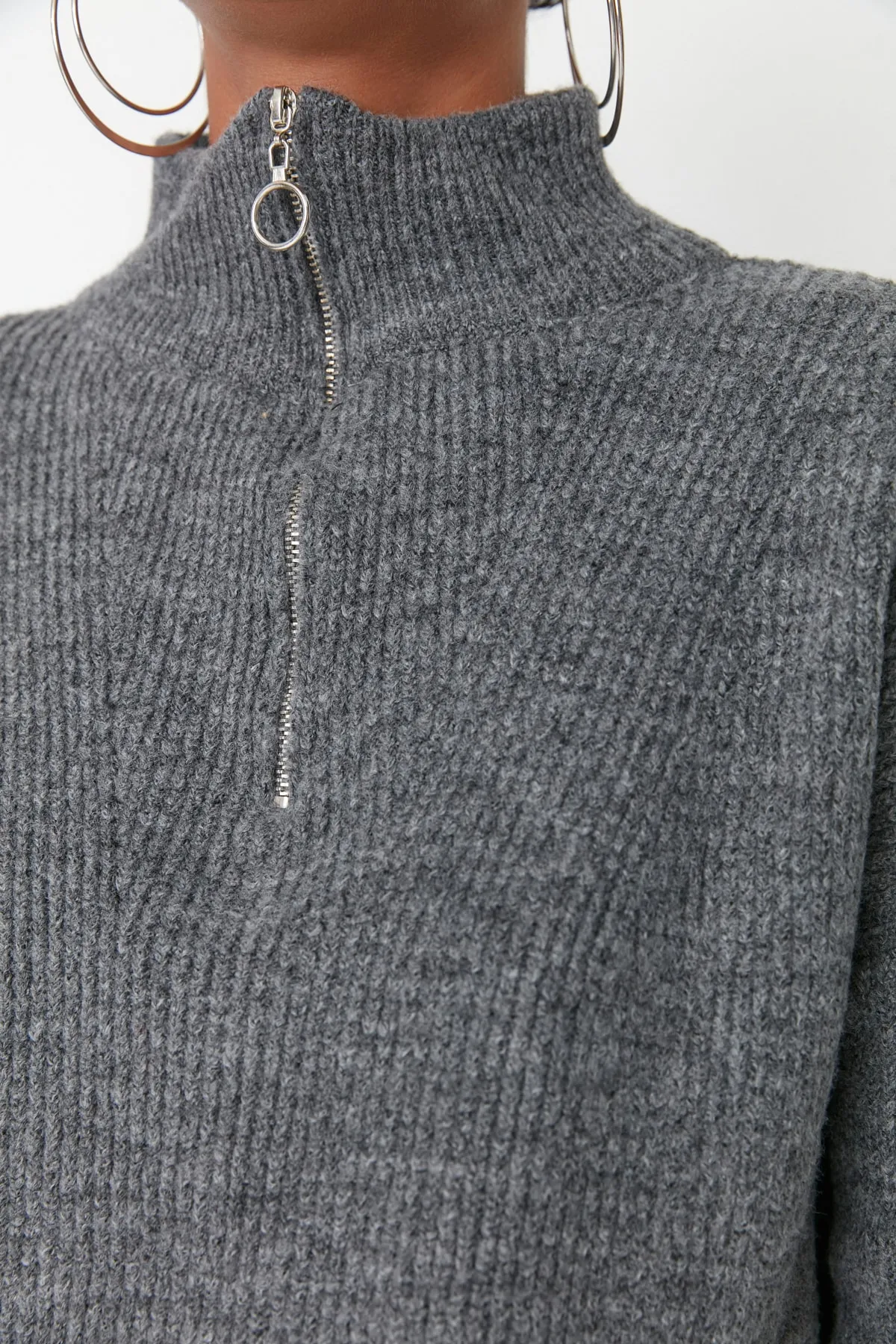 Trendyol Collection  Anthrazitfarbener Strickpullover mit weicher Struktur und Reißverschluss TWOAW20XS0009