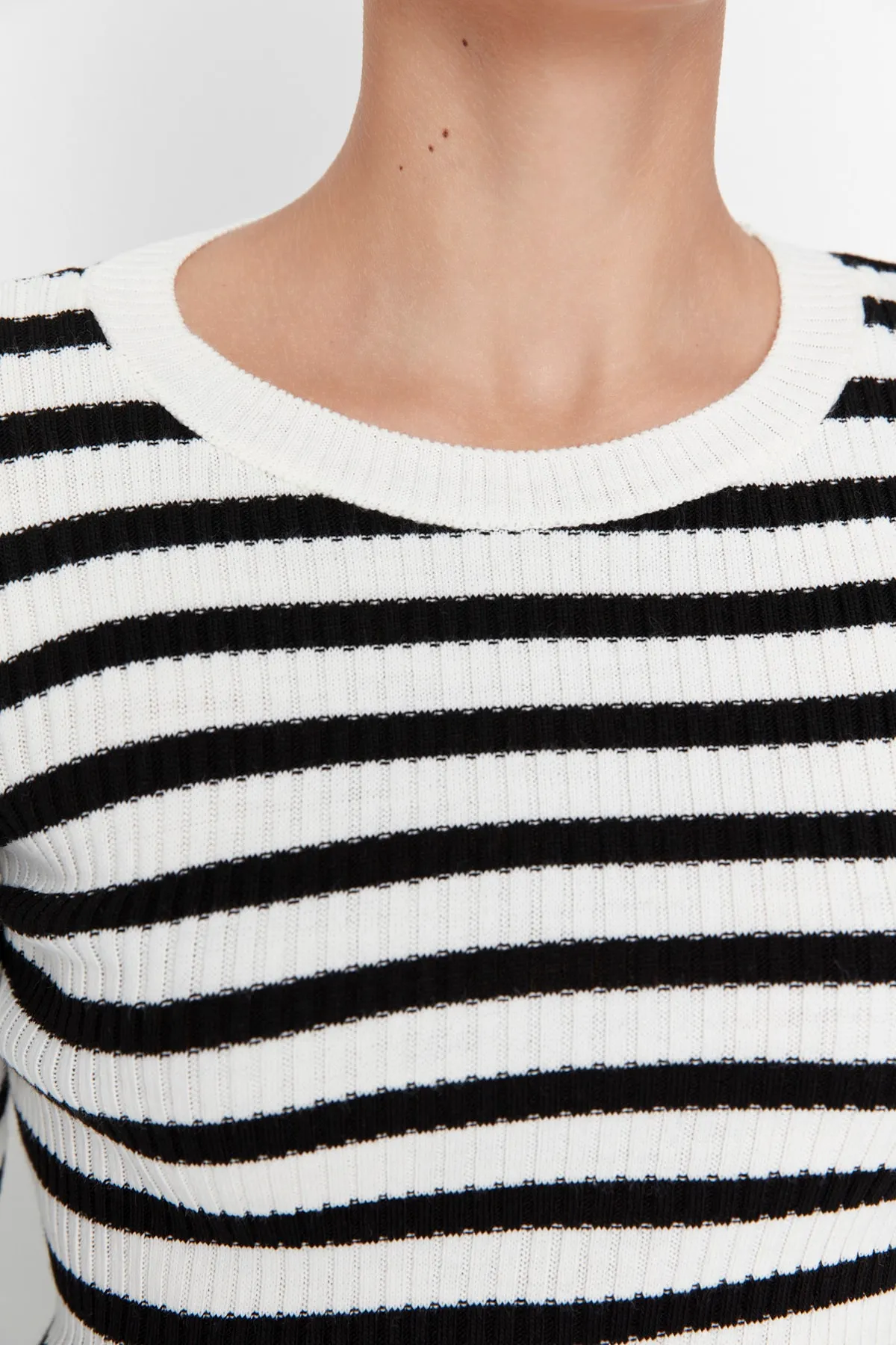 Trendyol Collection  Ecrufarbener Basic-Strickpullover mit Streifen TWOAW21KZ0942