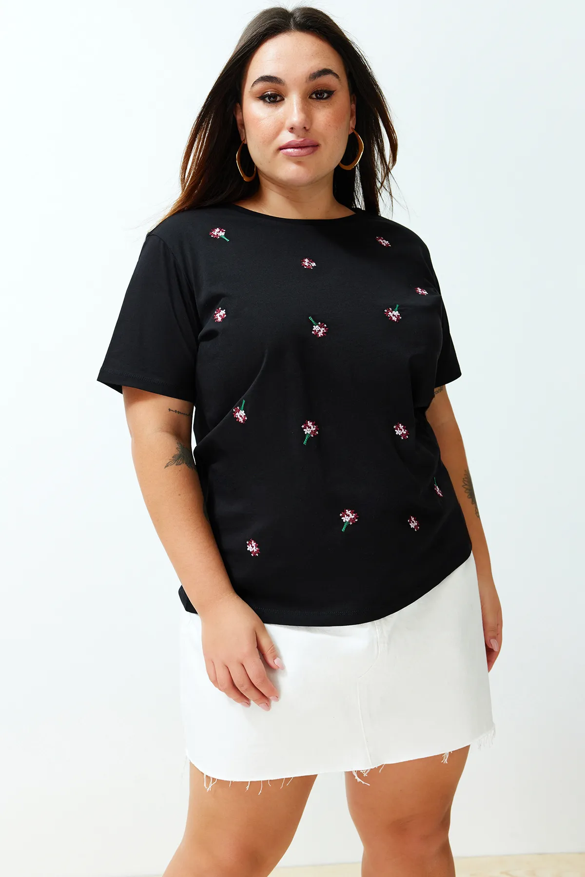 Trendyol Curve  Schwarzes Boyfriend-Strick-T-Shirt mit Stickerei und detaillierten Details TBBSS24BF00029